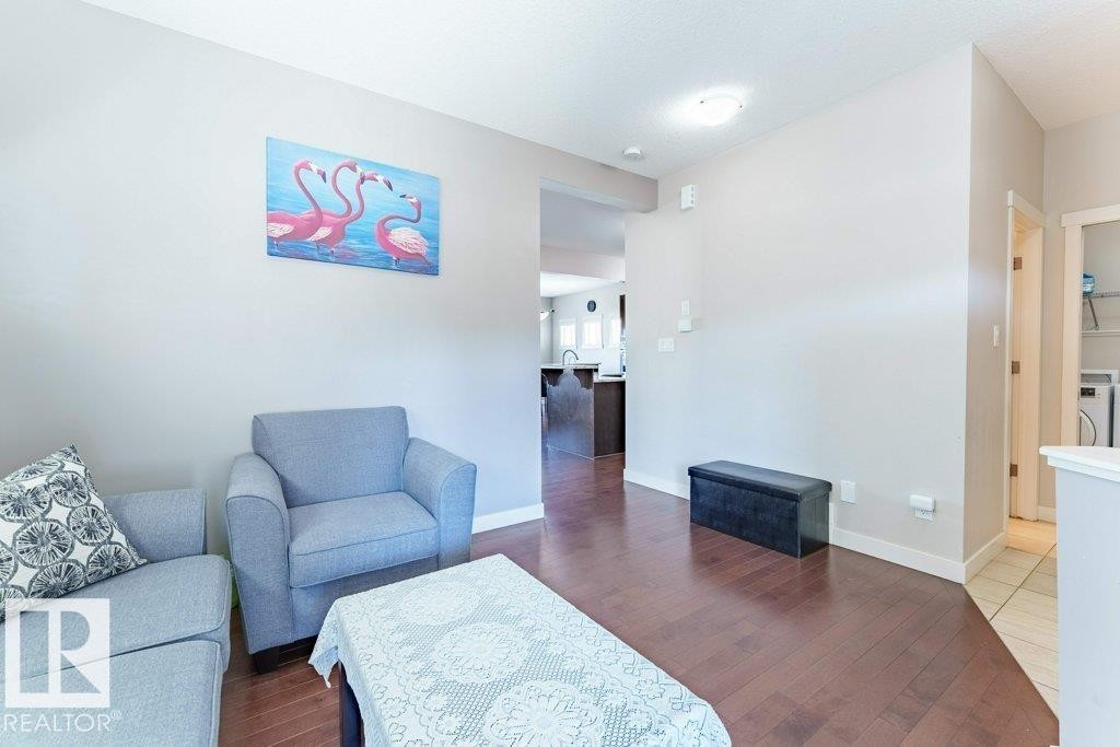 5624 19 Avenue Sw, Edmonton, AB - Indoor Photo Showing Living Room
