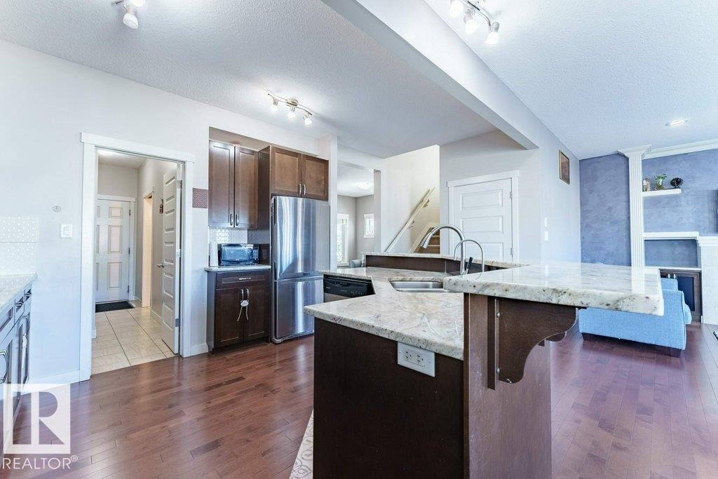5624 19 Avenue Sw, Edmonton, AB - Indoor Photo Showing Kitchen With Upgraded Kitchen