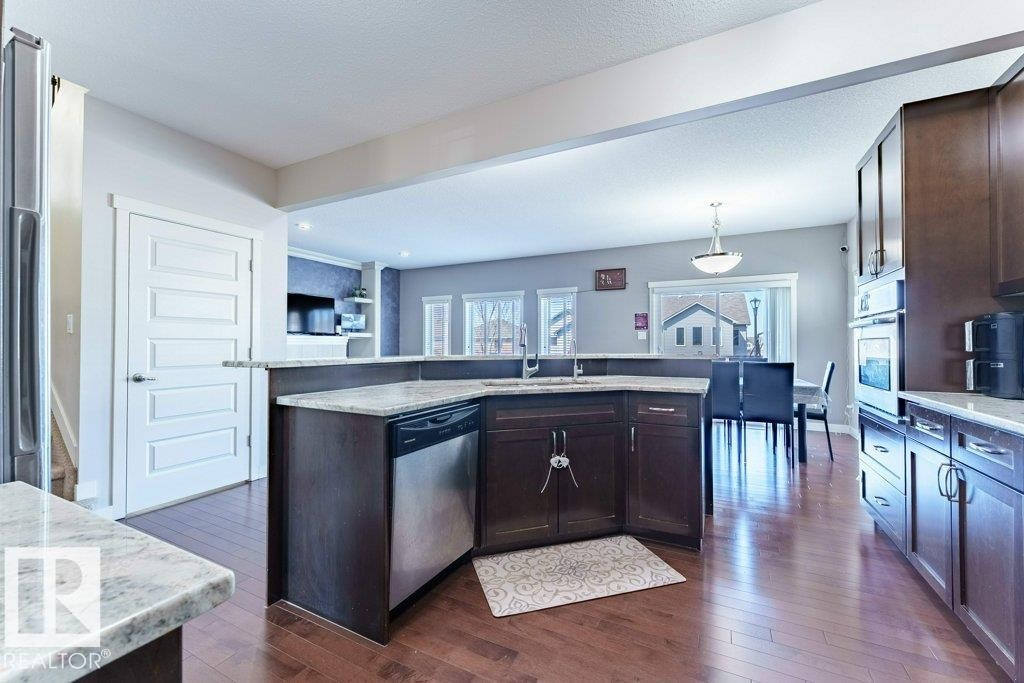 5624 19 Avenue Sw, Edmonton, AB - Indoor Photo Showing Kitchen
