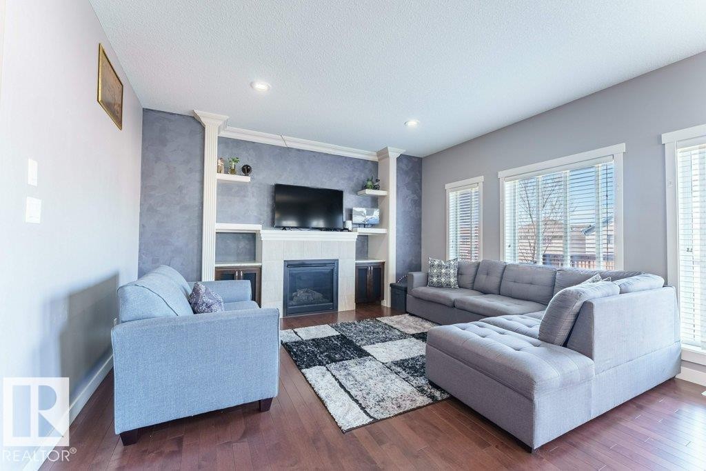 5624 19 Avenue Sw, Edmonton, AB - Indoor Photo Showing Living Room With Fireplace