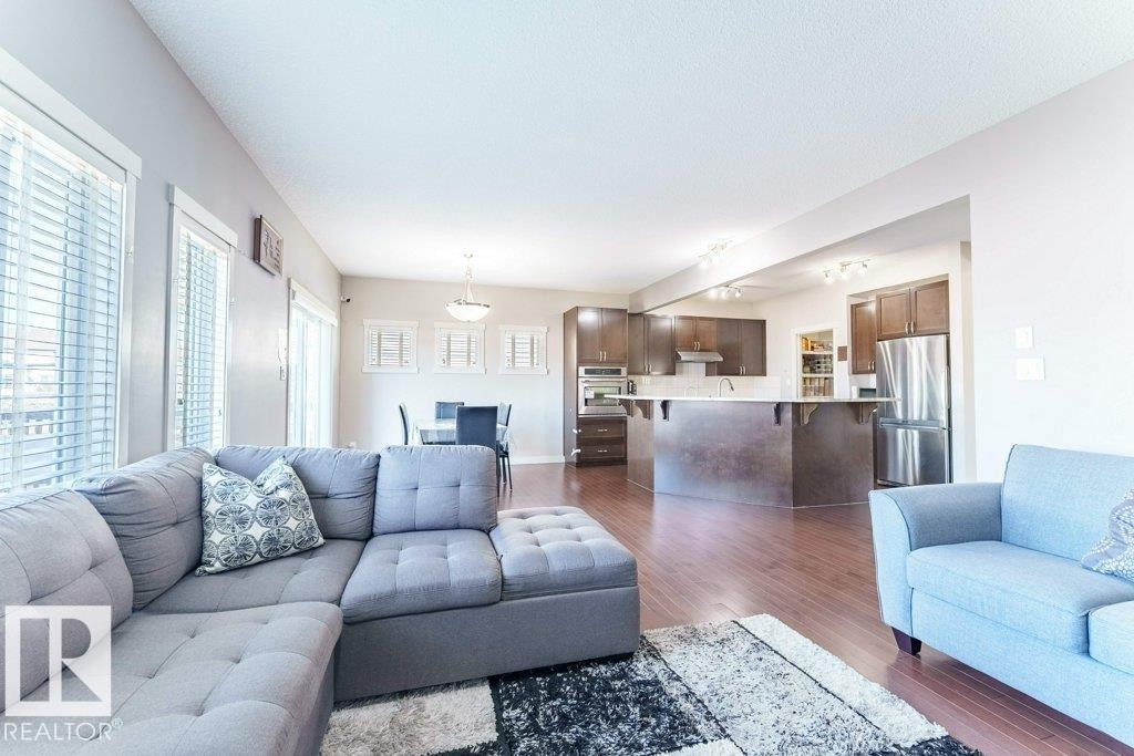 5624 19 Avenue Sw, Edmonton, AB - Indoor Photo Showing Living Room
