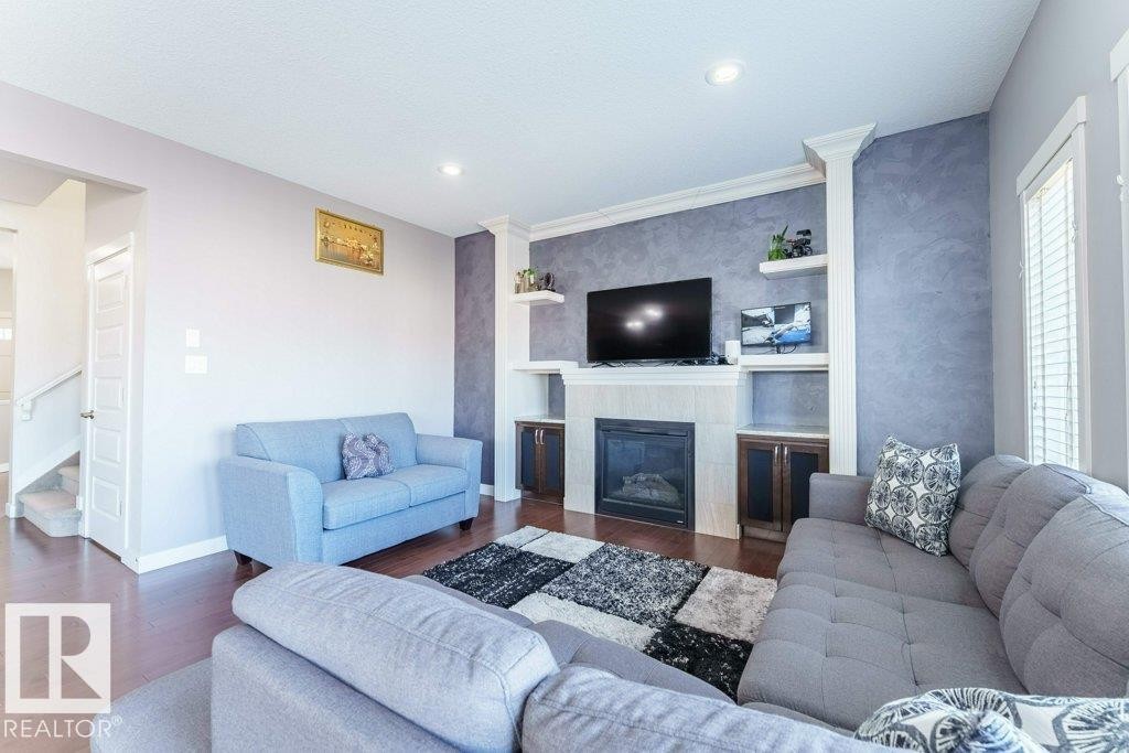 5624 19 Avenue Sw, Edmonton, AB - Indoor Photo Showing Living Room With Fireplace