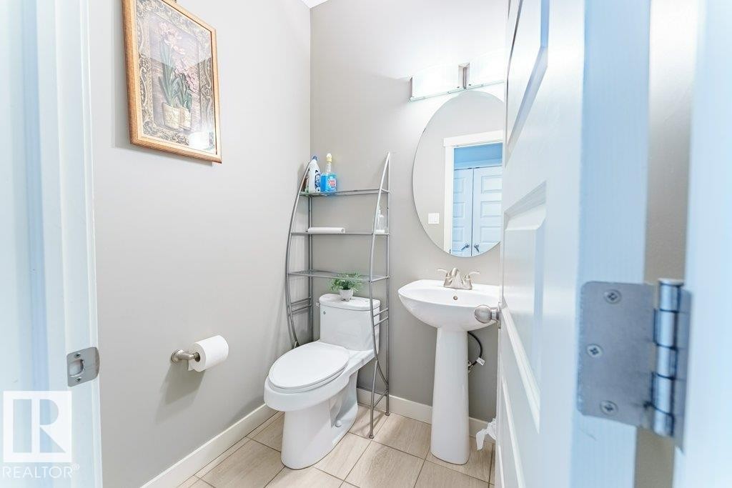 5624 19 Avenue Sw, Edmonton, AB - Indoor Photo Showing Bathroom