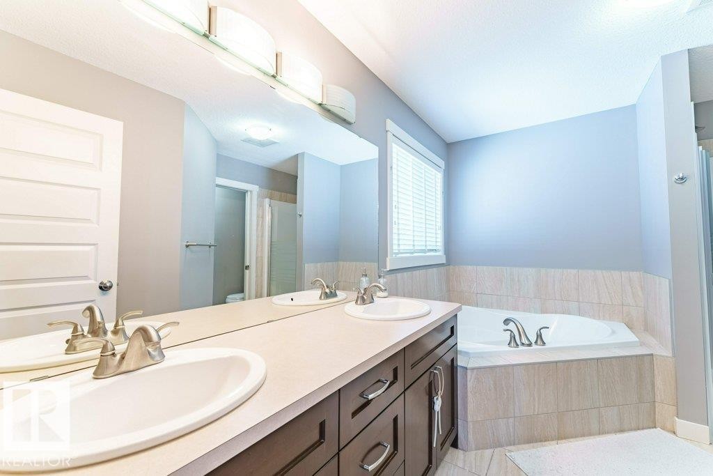 5624 19 Avenue Sw, Edmonton, AB - Indoor Photo Showing Bathroom