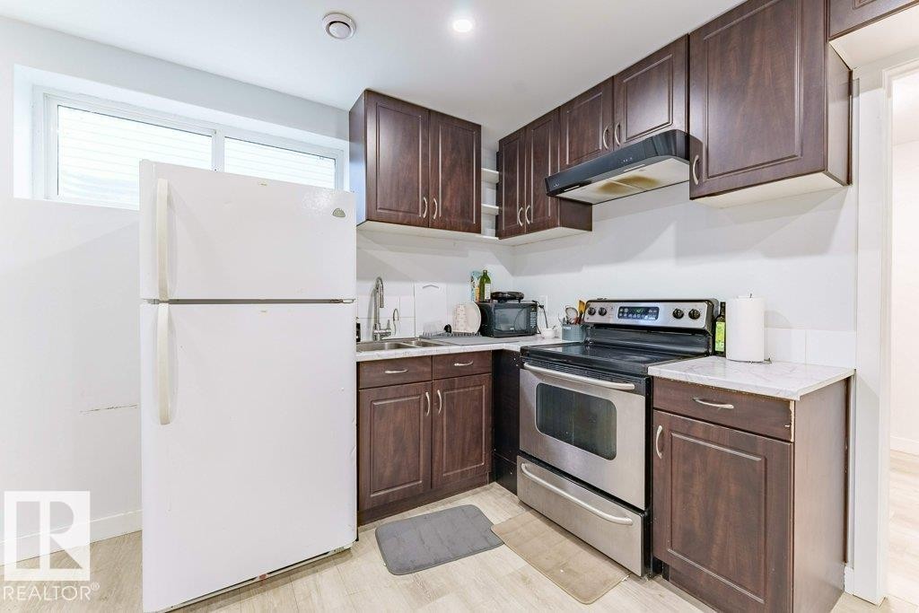 5624 19 Avenue Sw, Edmonton, AB - Indoor Photo Showing Kitchen