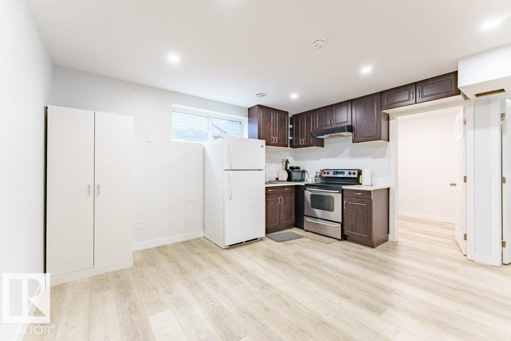 5624 19 Avenue Sw, Edmonton, AB - Indoor Photo Showing Kitchen