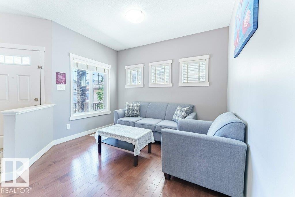 5624 19 Avenue Sw, Edmonton, AB - Indoor Photo Showing Living Room