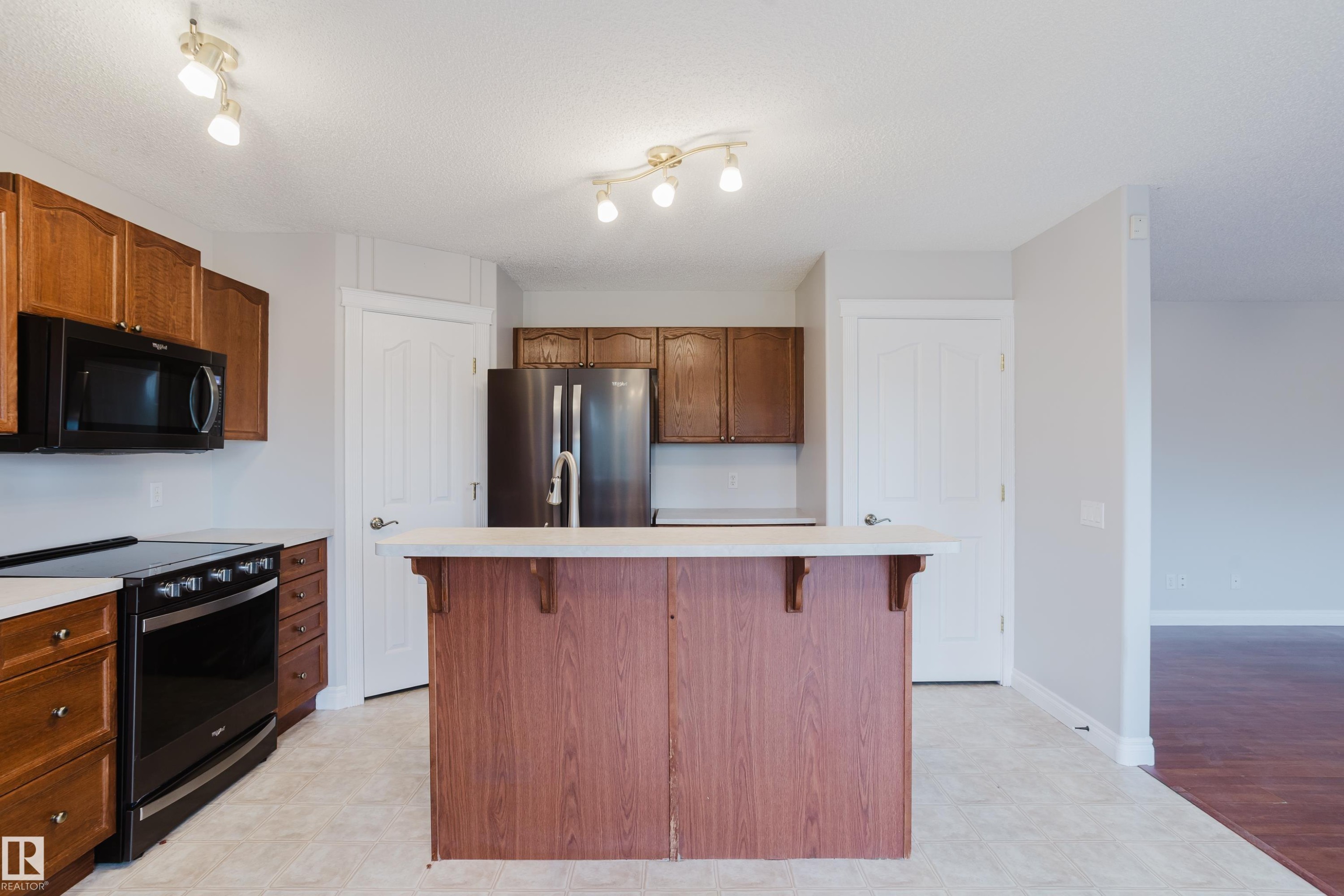 611 Hooke Court Nw, Edmonton, AB - Indoor Photo Showing Kitchen