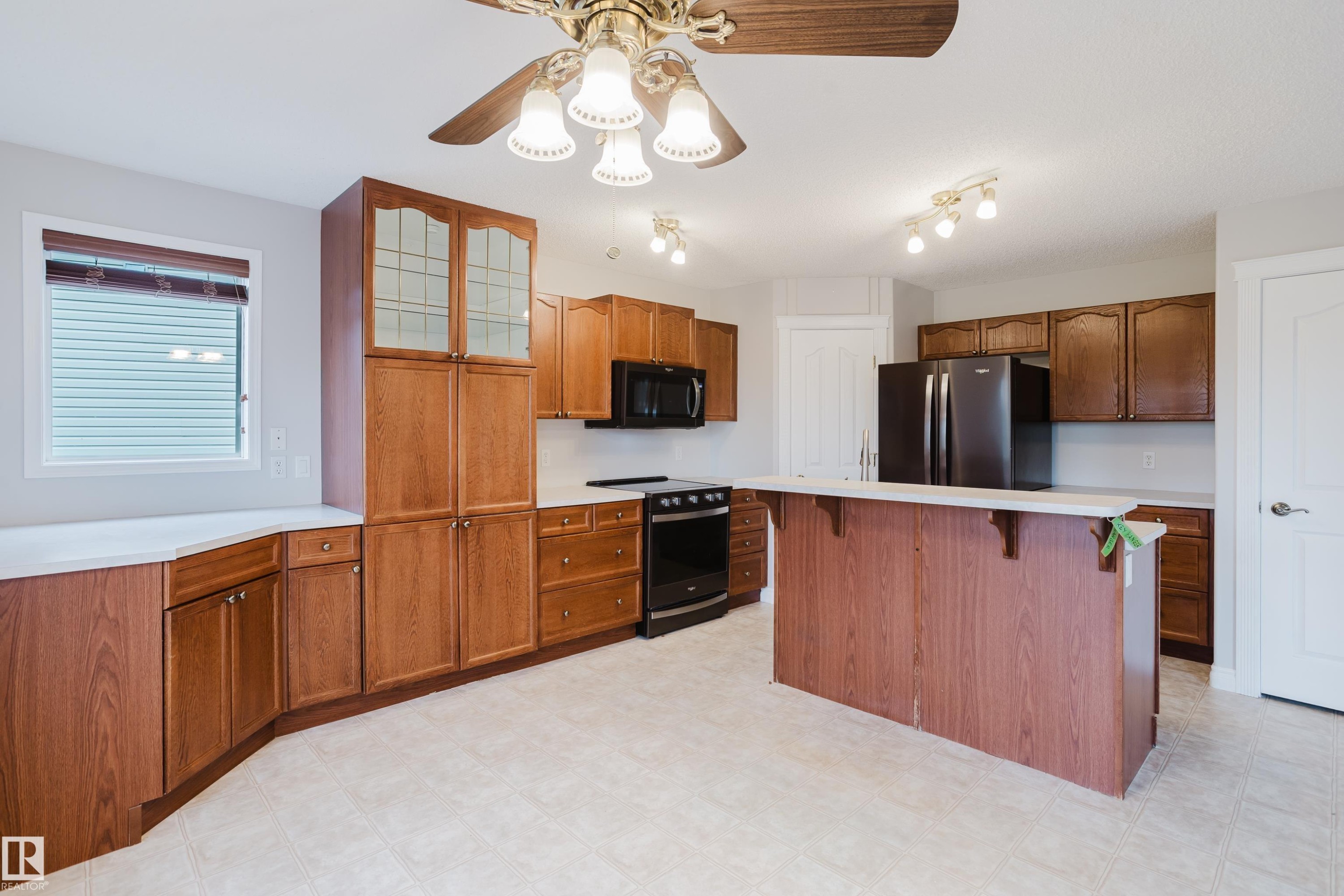 611 Hooke Court Nw, Edmonton, AB - Indoor Photo Showing Kitchen