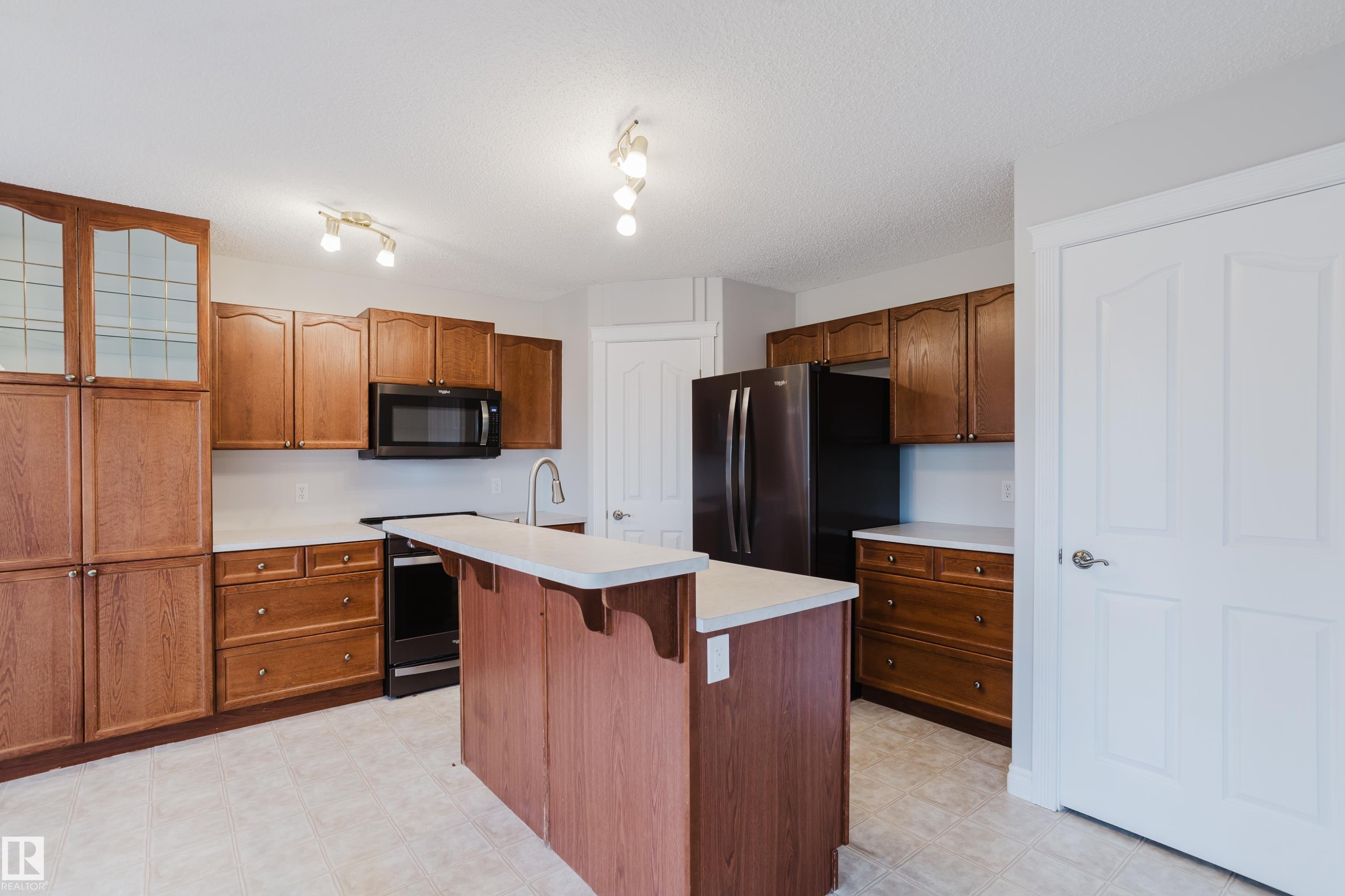 611 Hooke Court Nw, Edmonton, AB - Indoor Photo Showing Kitchen