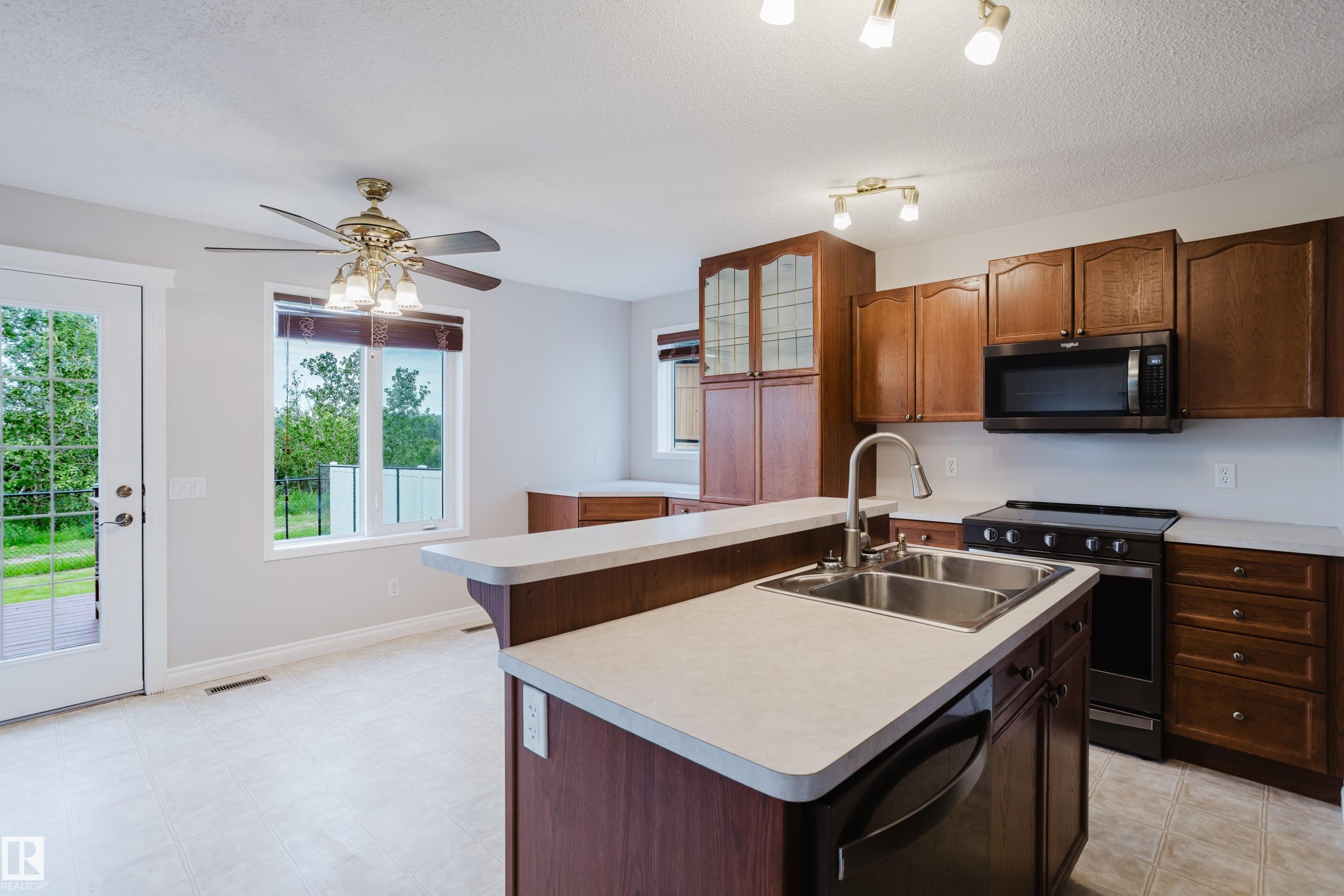 611 Hooke Court Nw, Edmonton, AB - Indoor Photo Showing Kitchen With Double Sink