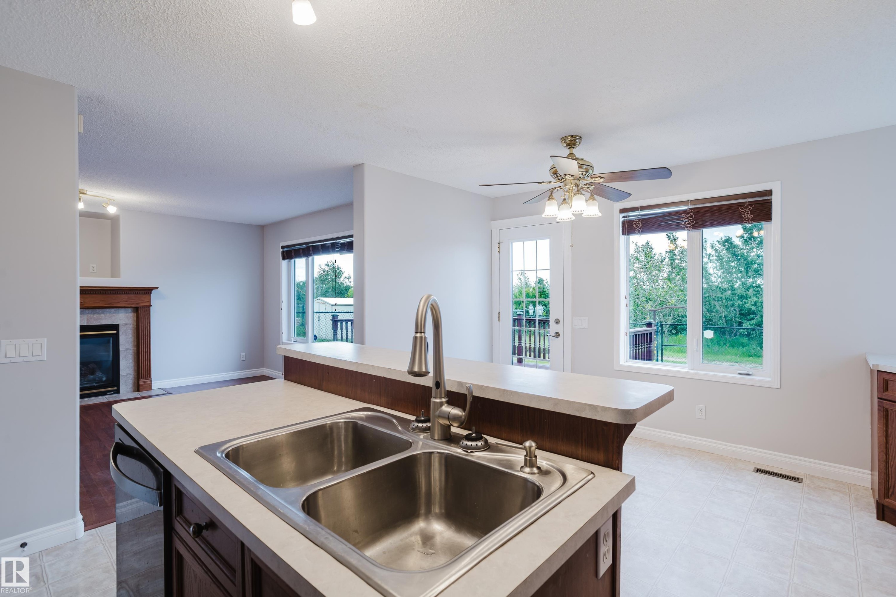 611 Hooke Court Nw, Edmonton, AB - Indoor Photo Showing Kitchen With Double Sink
