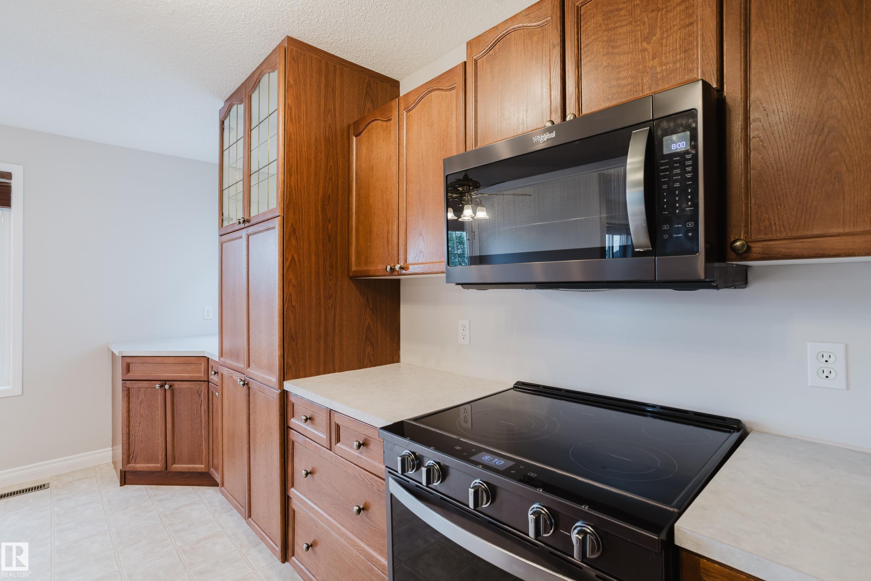 611 Hooke Court Nw, Edmonton, AB - Indoor Photo Showing Kitchen