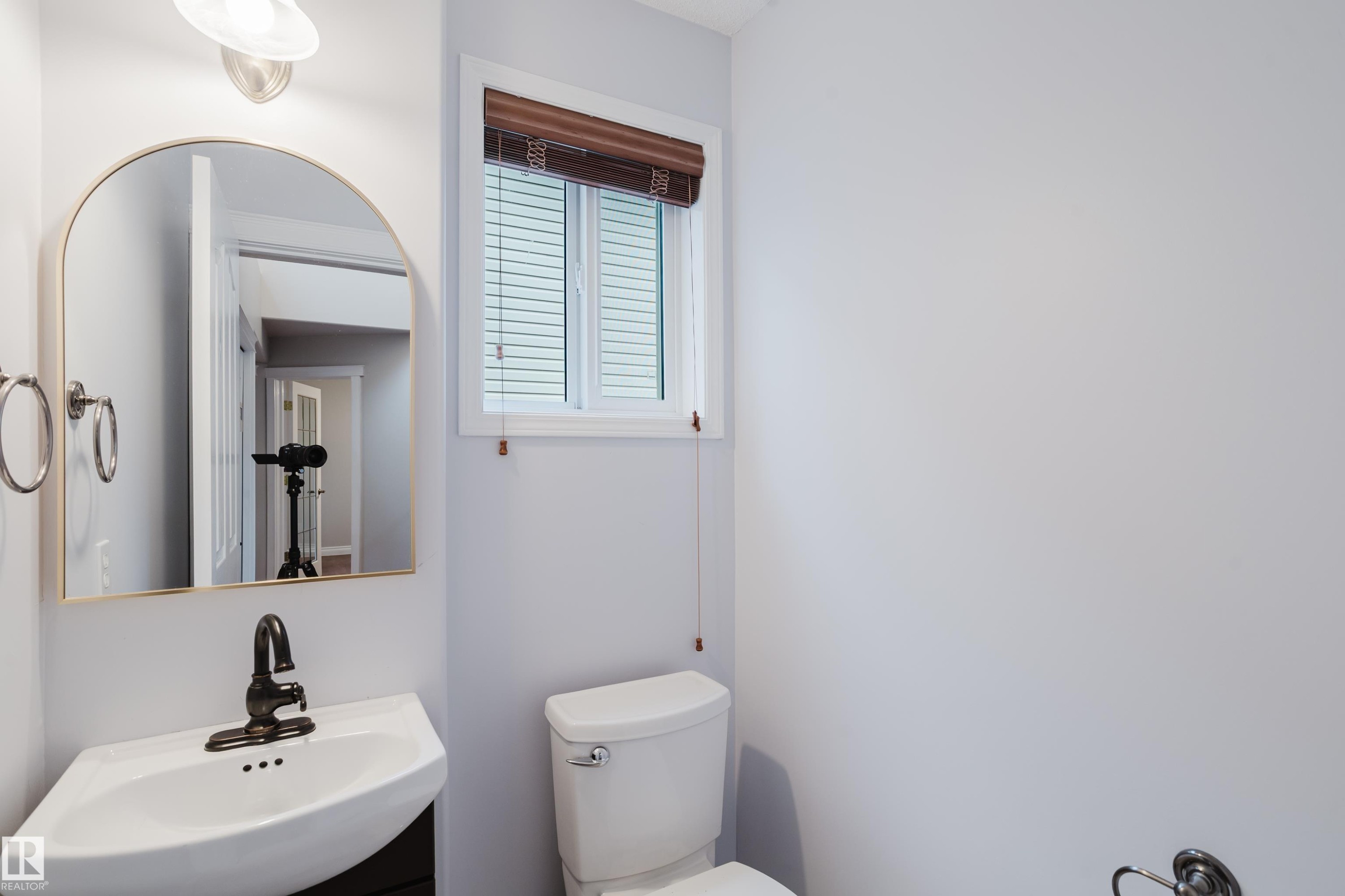 611 Hooke Court Nw, Edmonton, AB - Indoor Photo Showing Bathroom