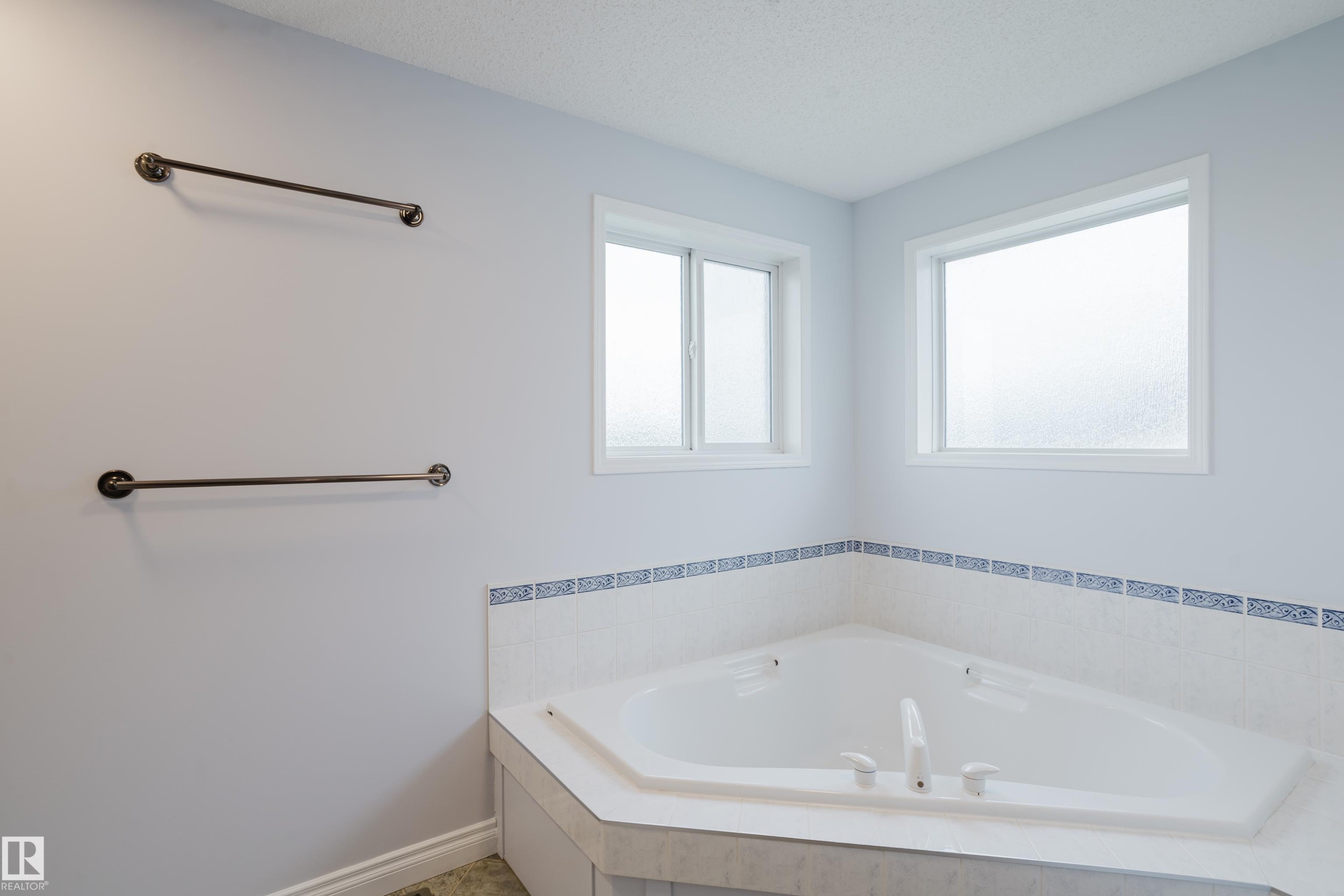 611 Hooke Court Nw, Edmonton, AB - Indoor Photo Showing Bathroom
