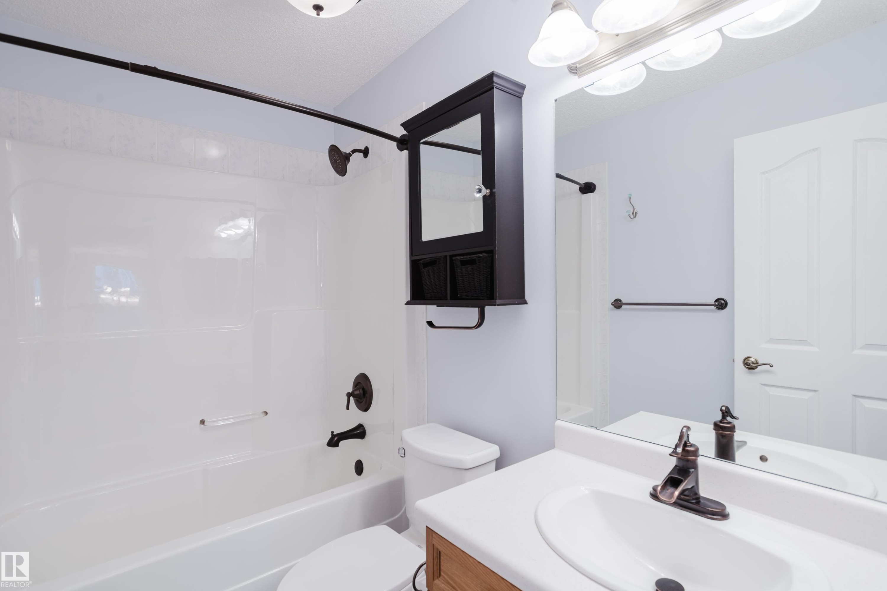 611 Hooke Court Nw, Edmonton, AB - Indoor Photo Showing Bathroom