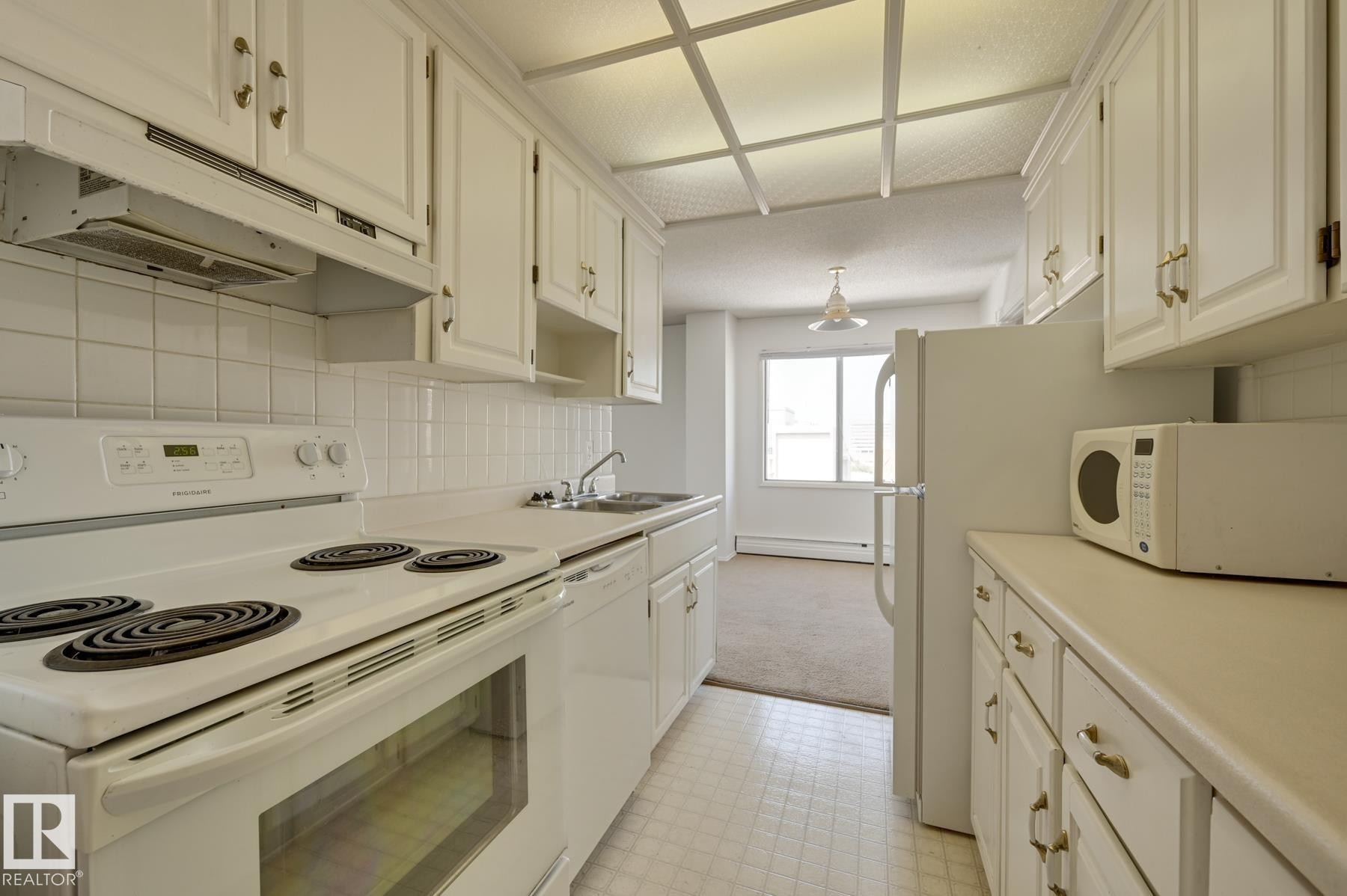 #1502 9725 106 St Nw, Edmonton, AB - Indoor Photo Showing Kitchen With Double Sink