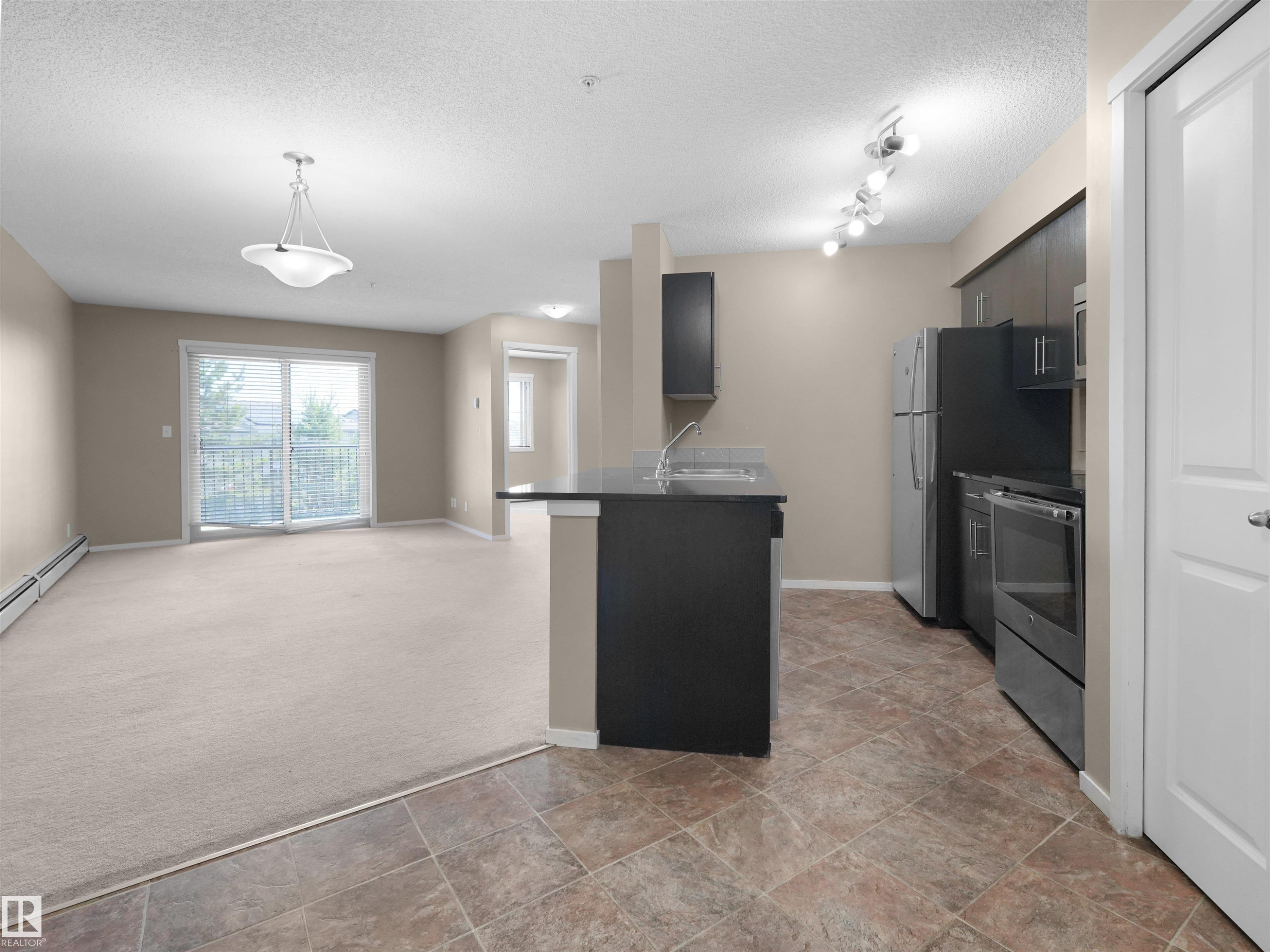 #211 3207 James Mowatt Trail Sw, Edmonton, AB - Indoor Photo Showing Kitchen
