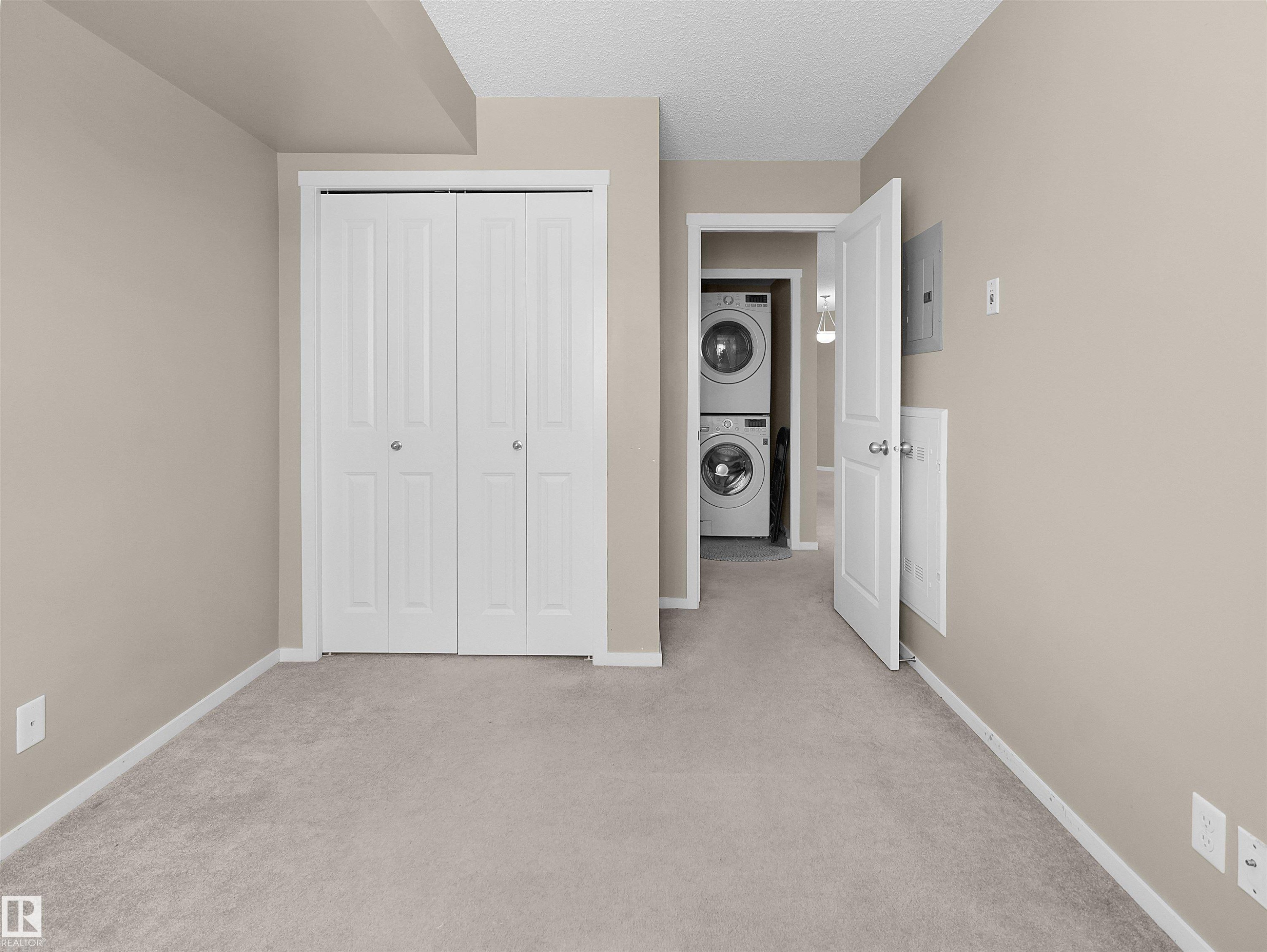 #211 3207 James Mowatt Trail Sw, Edmonton, AB - Indoor