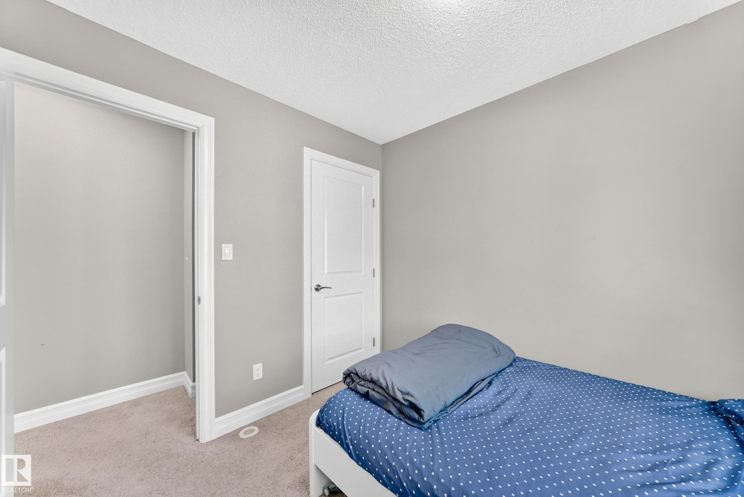 Neutral gray walls with white trim and a textured ceiling - 415 Clareview Rd Nw Nw, Edmonton, AB - Indoor Photo Showing Bedroom