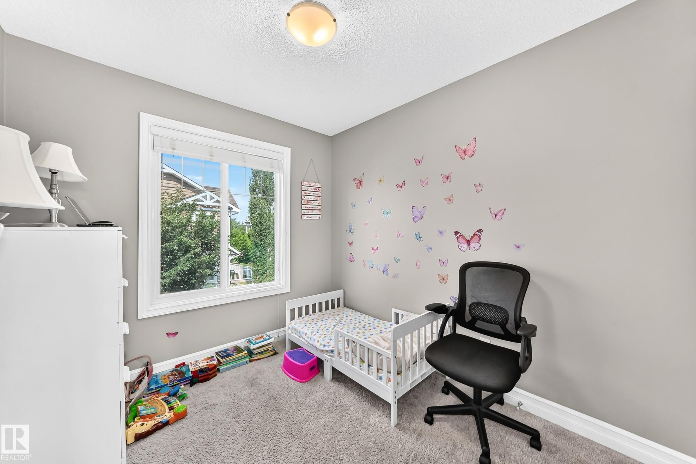Bedroom with a large window, neutral wall paint, and gray carpet flooring - 415 Clareview Rd Nw Nw, Edmonton, AB - Indoor