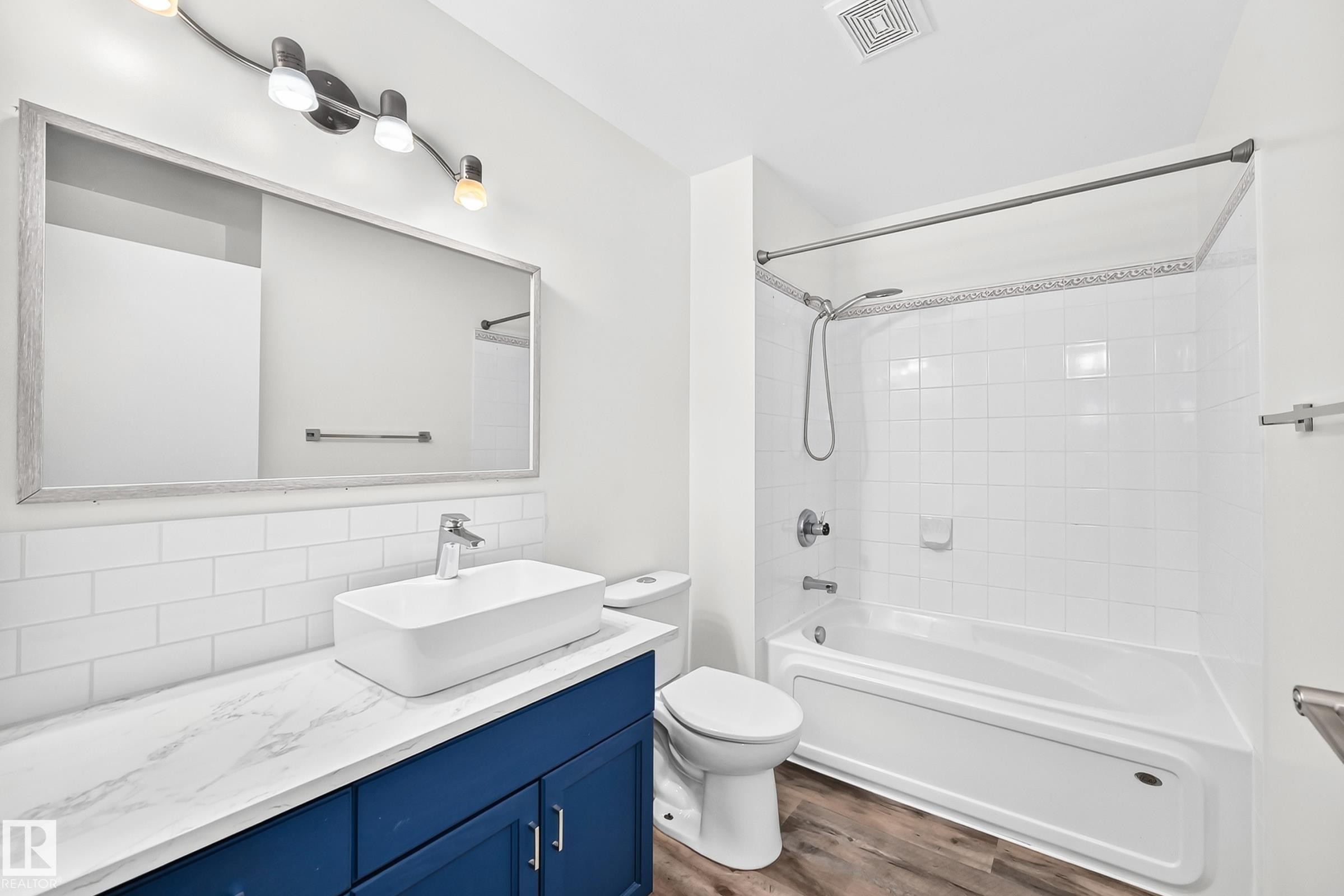 261 Callingwood Two Nw, Edmonton, AB - Indoor Photo Showing Bathroom