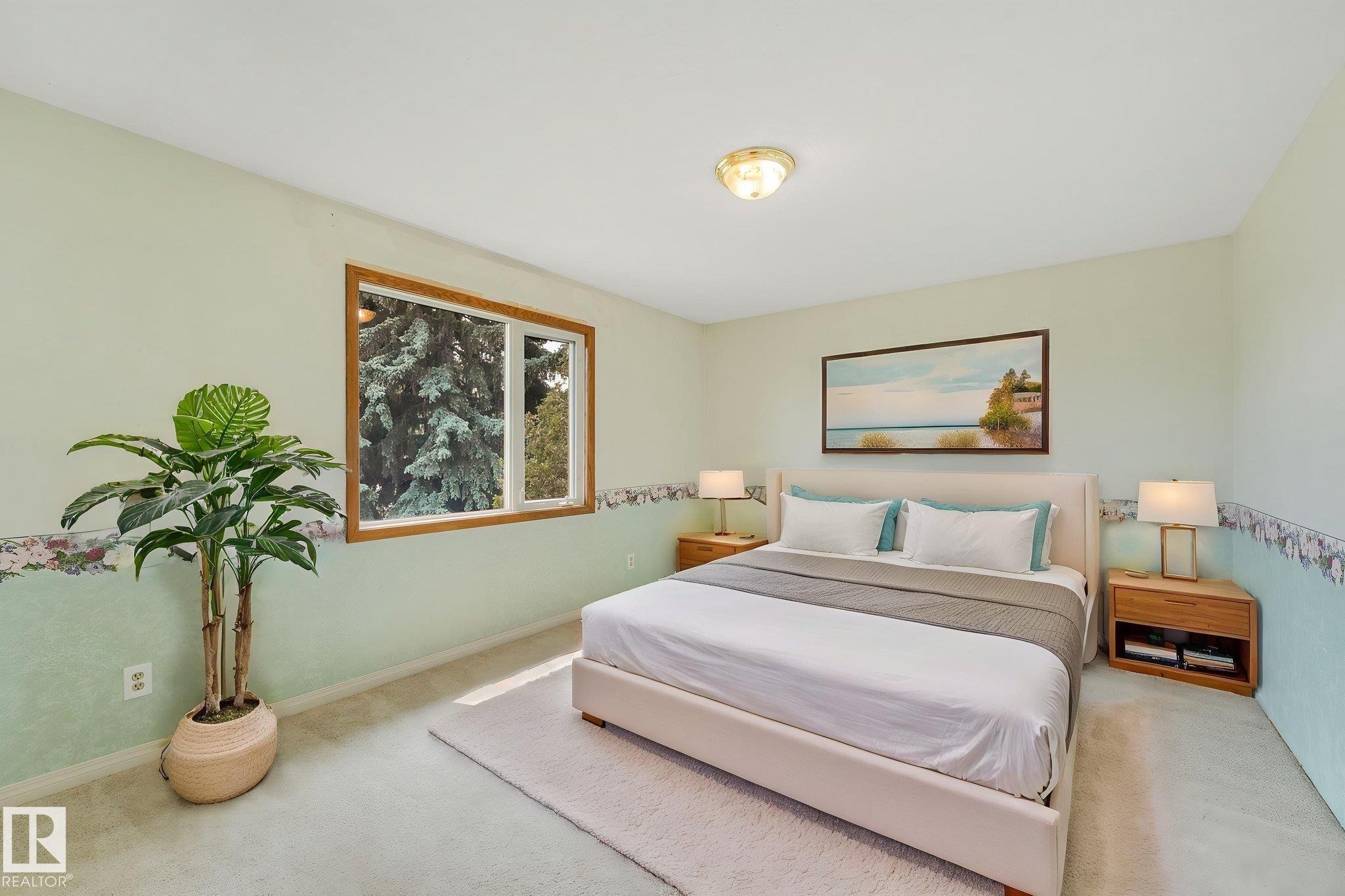 Light-toned walls with decorative border trim - 13320 79 Avenue Nw, Edmonton, AB - Indoor Photo Showing Bedroom