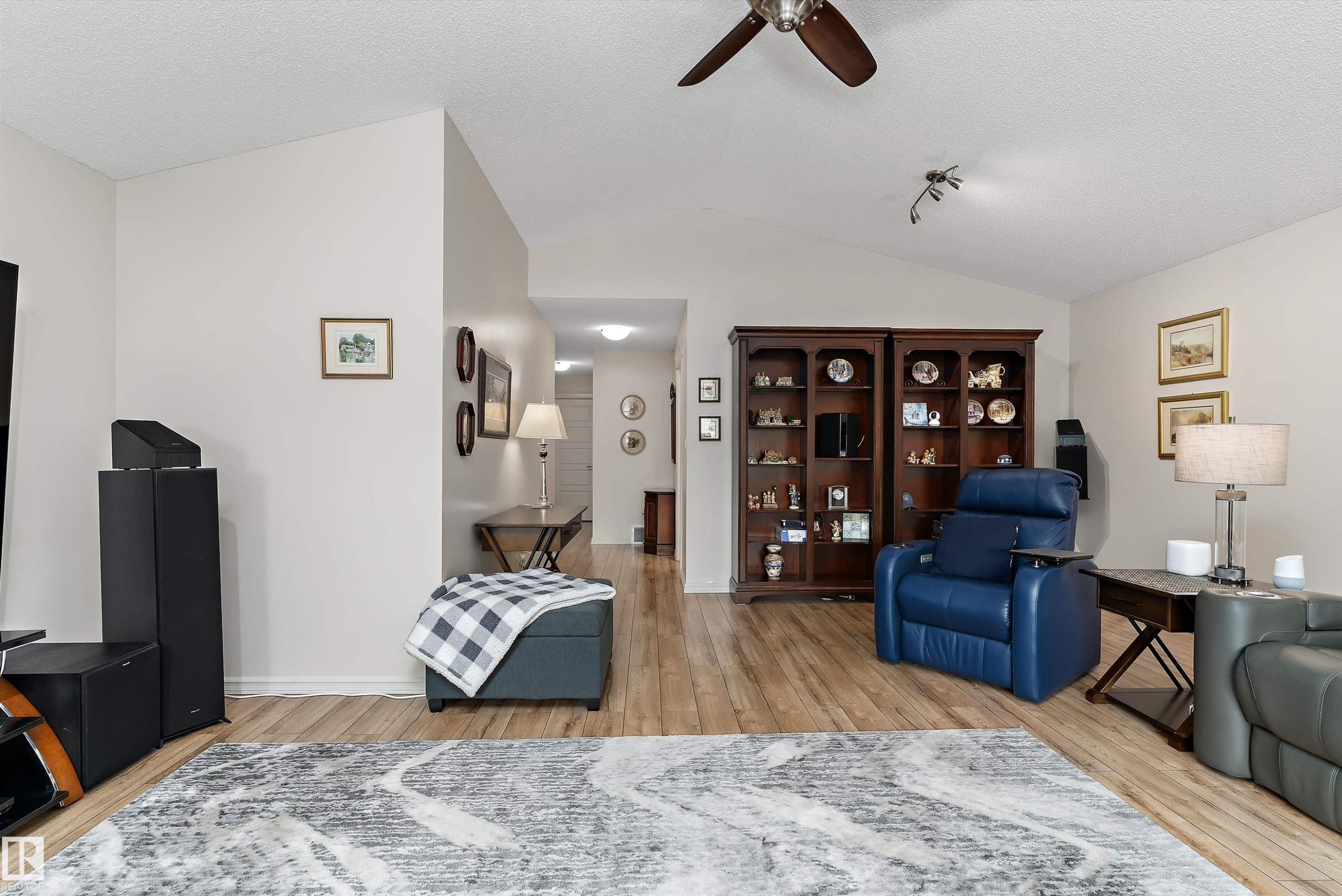 Living room - 1097 Armitage Crescent, Edmonton, AB