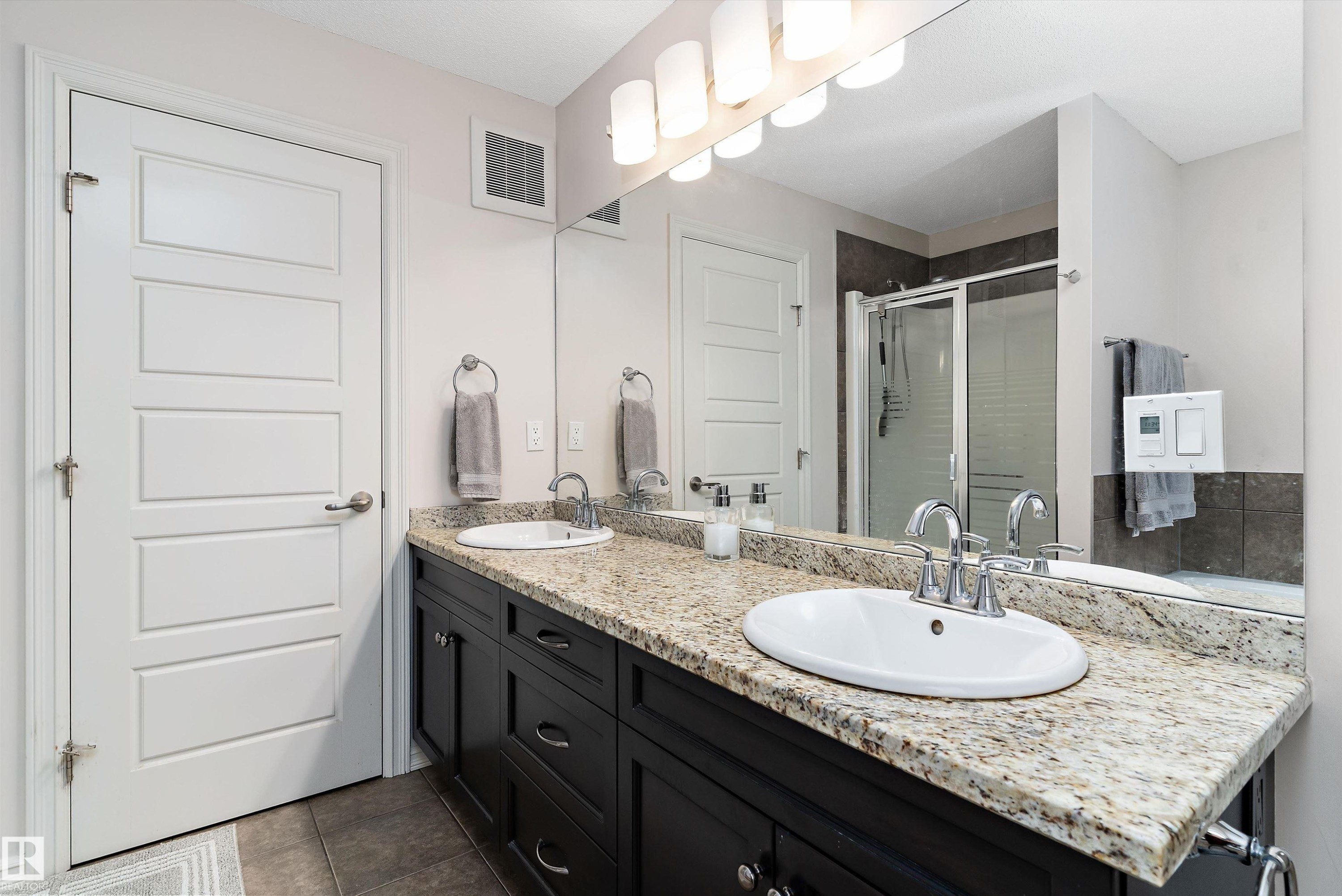 Bathroom - 1097 Armitage Crescent, Edmonton, AB