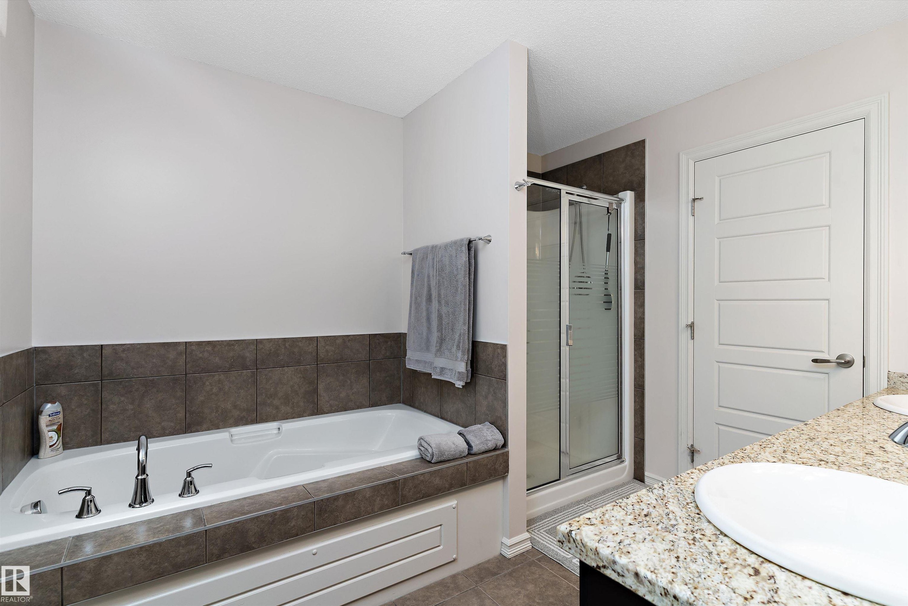 Bathroom - 1097 Armitage Crescent, Edmonton, AB