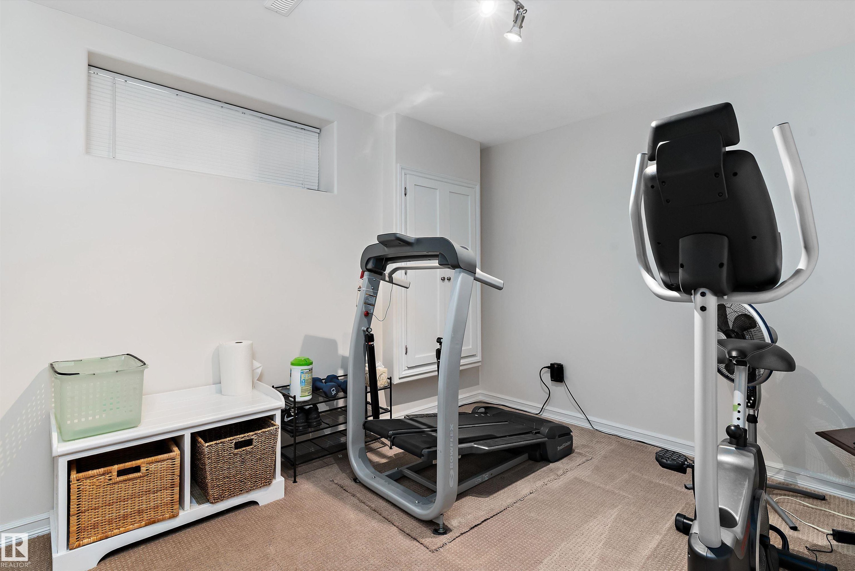 Carpeted room with a horizontal window featuring blinds - 1097 Armitage Crescent, Edmonton, AB
