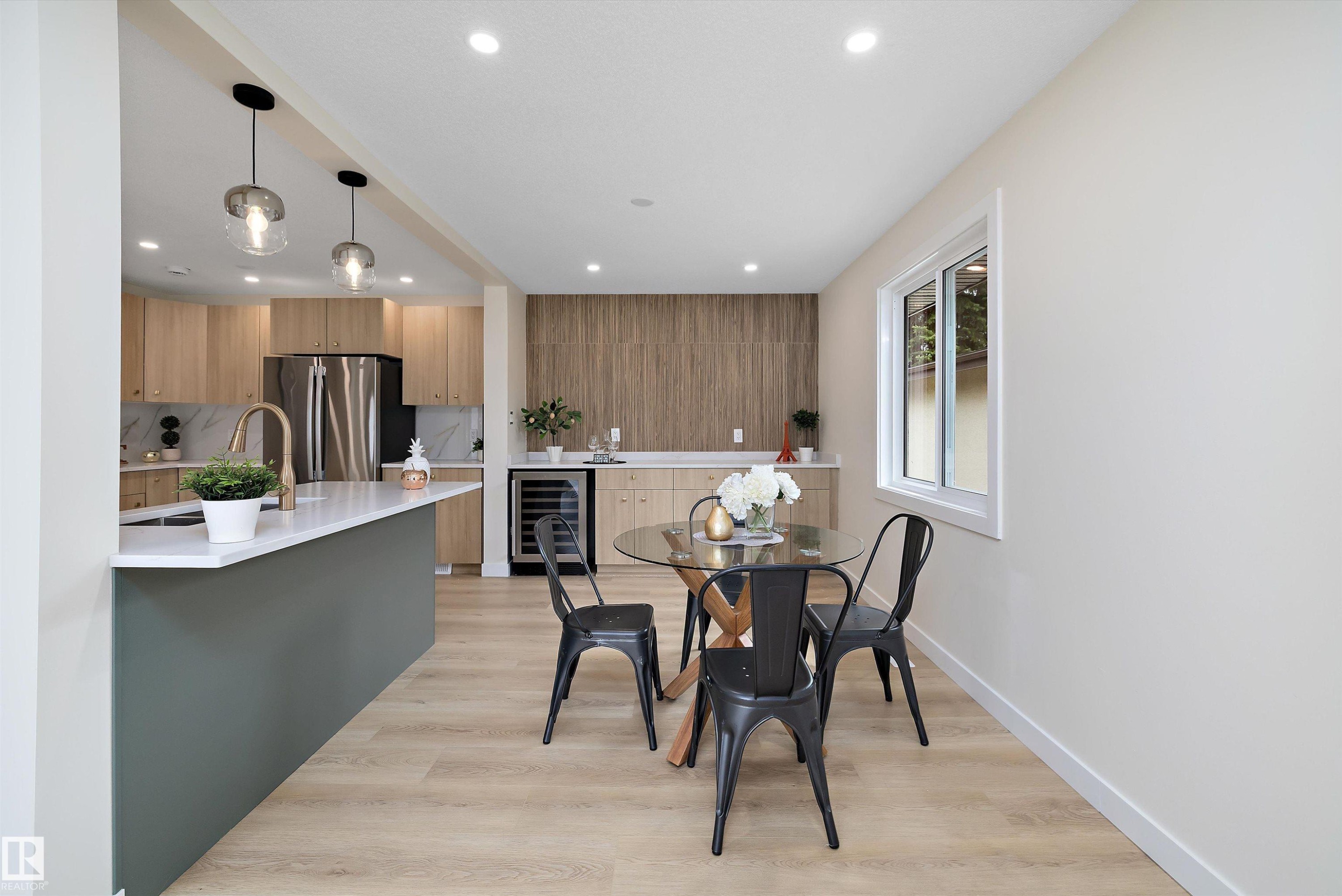 3515 105B Street Nw, Edmonton, AB - Indoor
