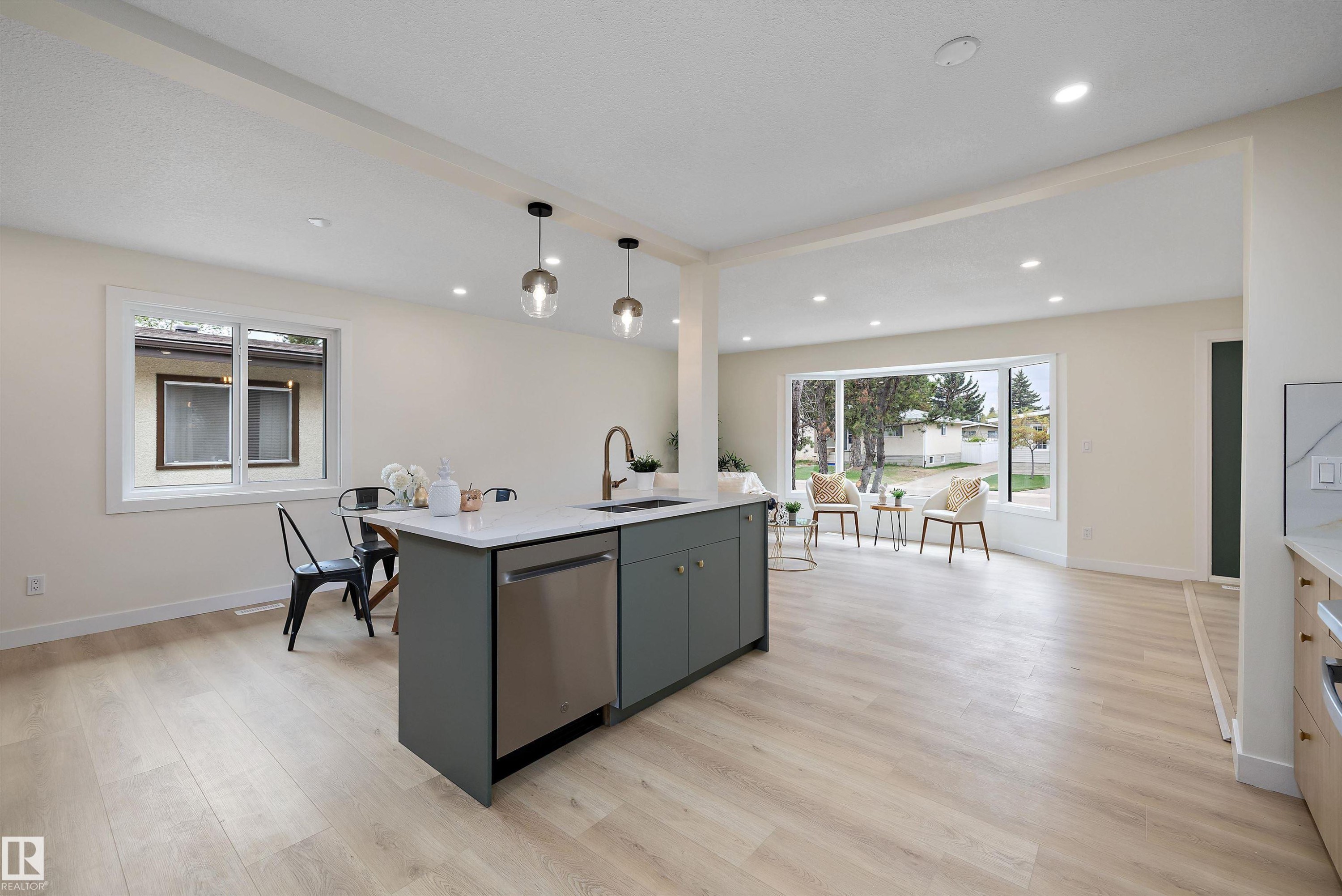 3515 105B Street Nw, Edmonton, AB - Indoor