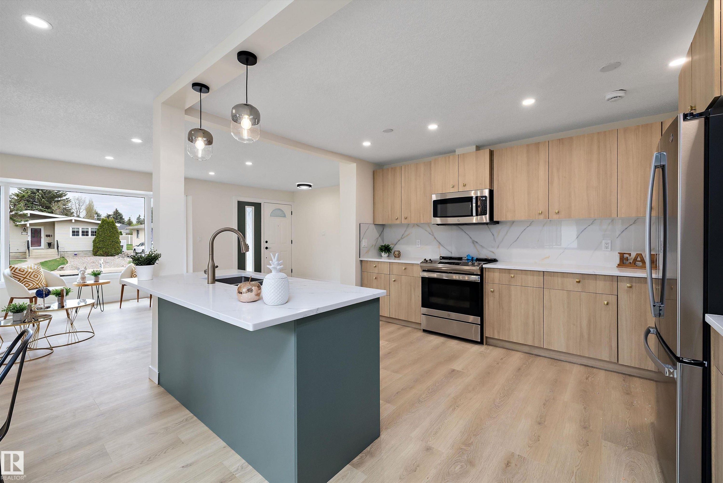 3515 105B Street Nw, Edmonton, AB - Indoor Photo Showing Kitchen With Upgraded Kitchen