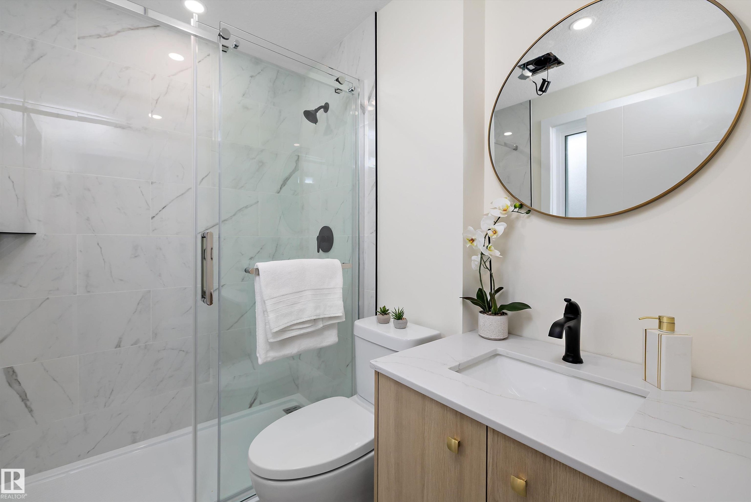 3515 105B Street Nw, Edmonton, AB - Indoor Photo Showing Bathroom