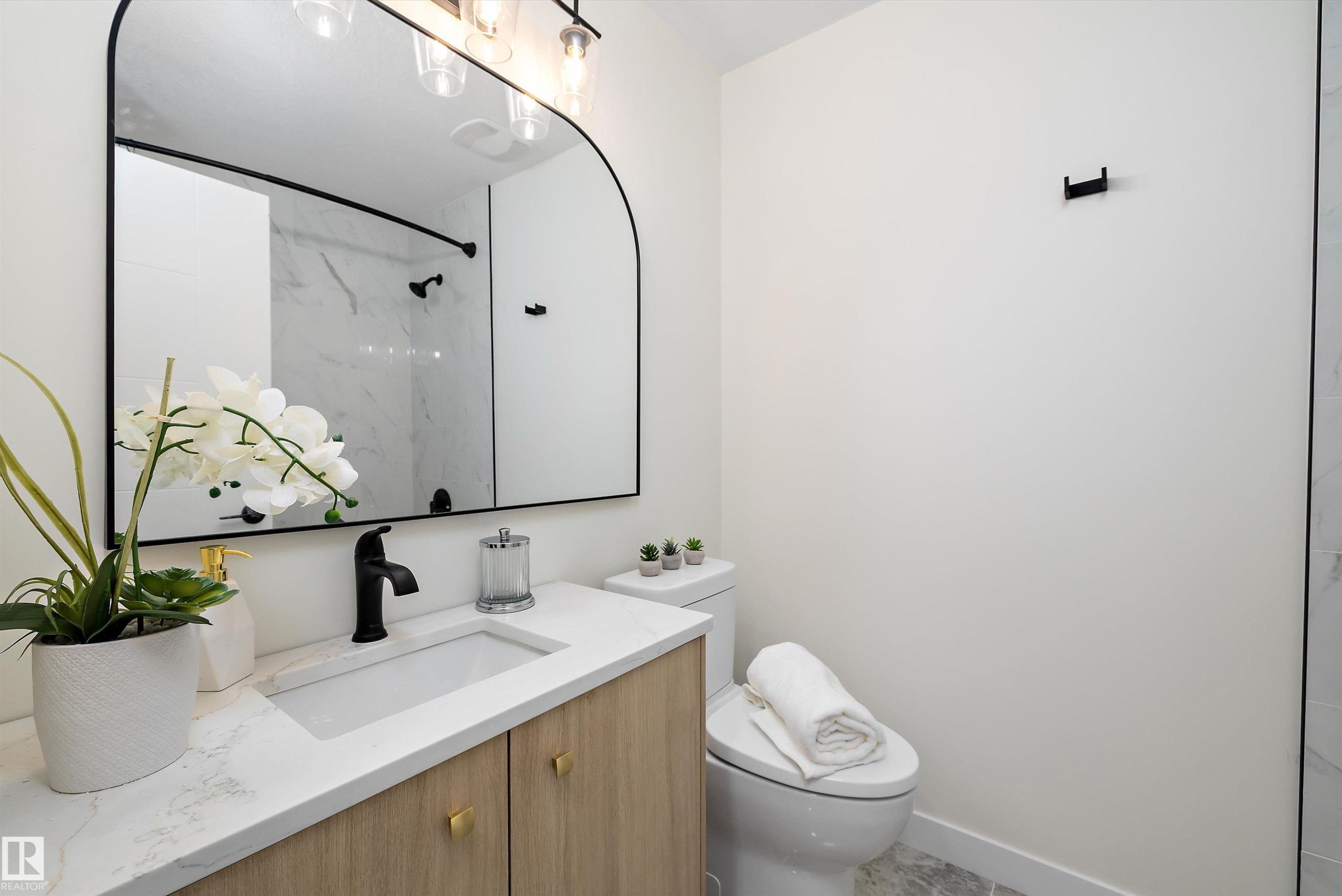3515 105B Street Nw, Edmonton, AB - Indoor Photo Showing Bathroom