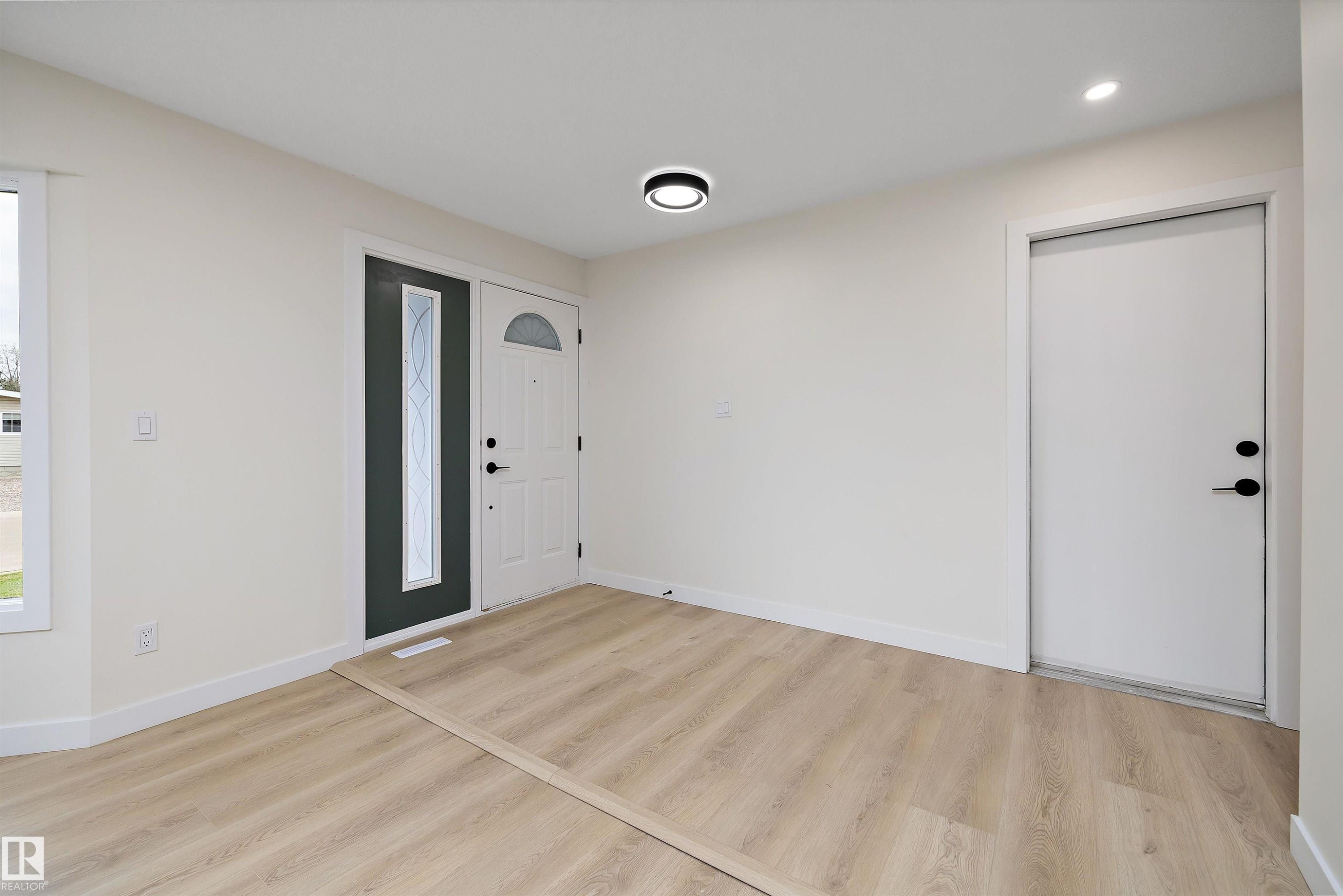 3515 105B Street Nw, Edmonton, AB - Indoor Photo Showing Other Room