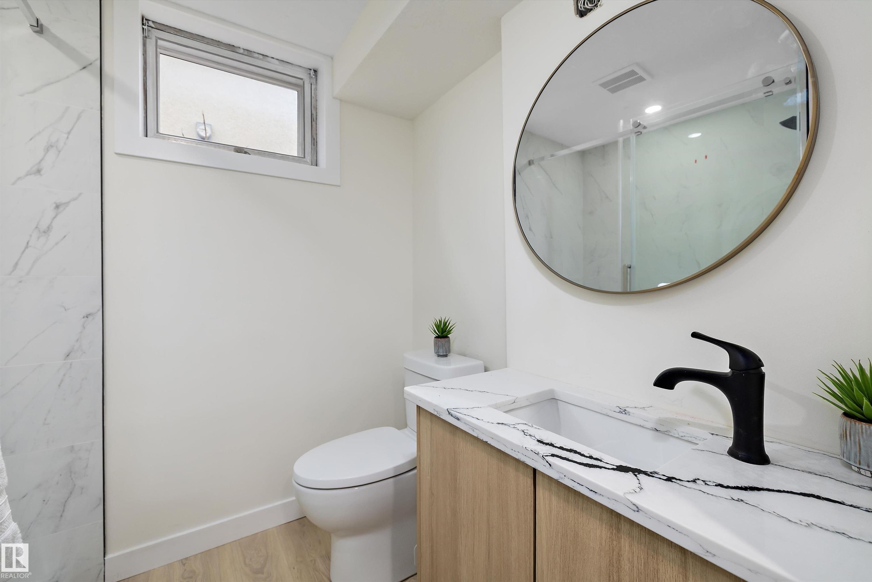3515 105B Street Nw, Edmonton, AB - Indoor Photo Showing Bathroom