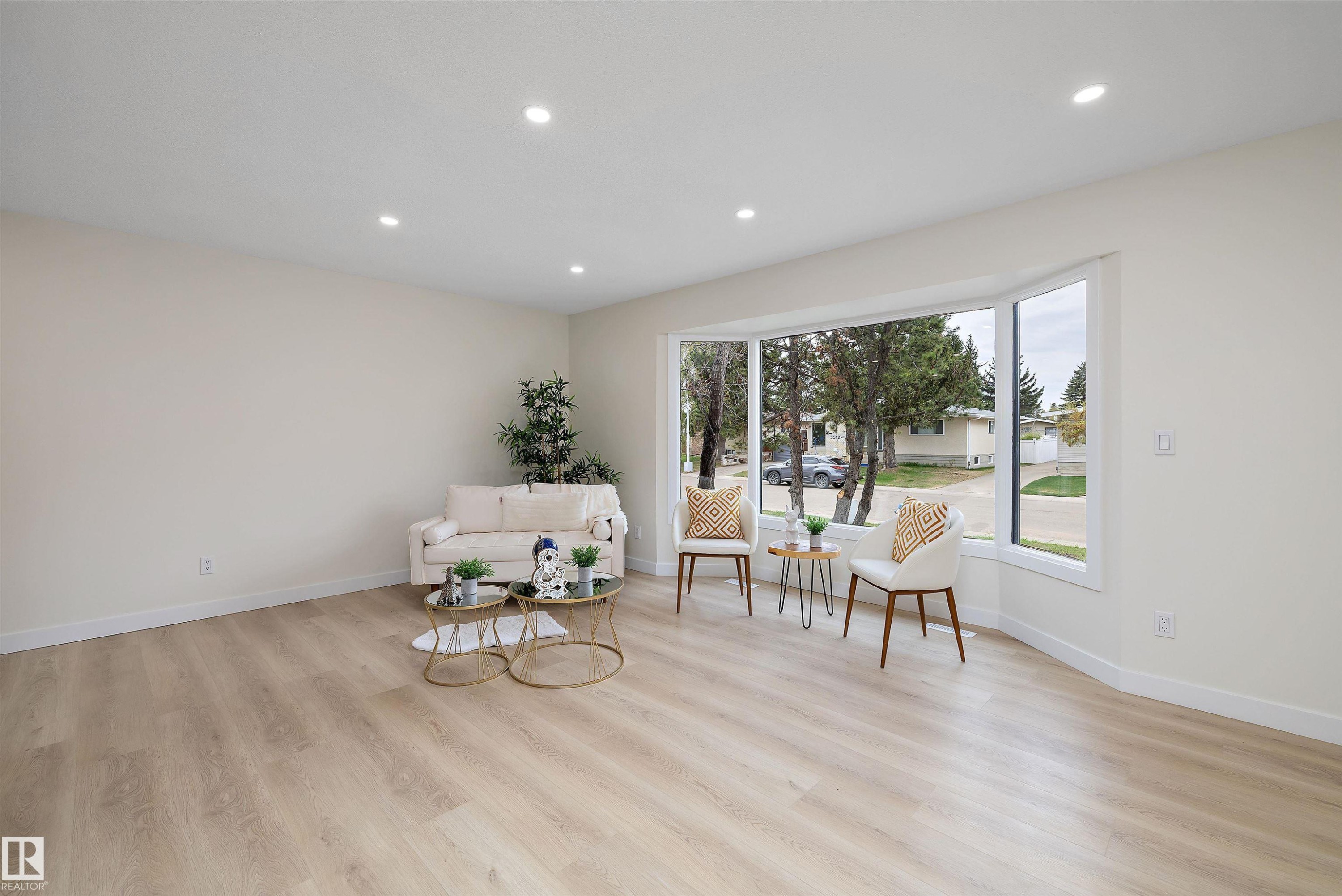3515 105B Street Nw, Edmonton, AB - Indoor