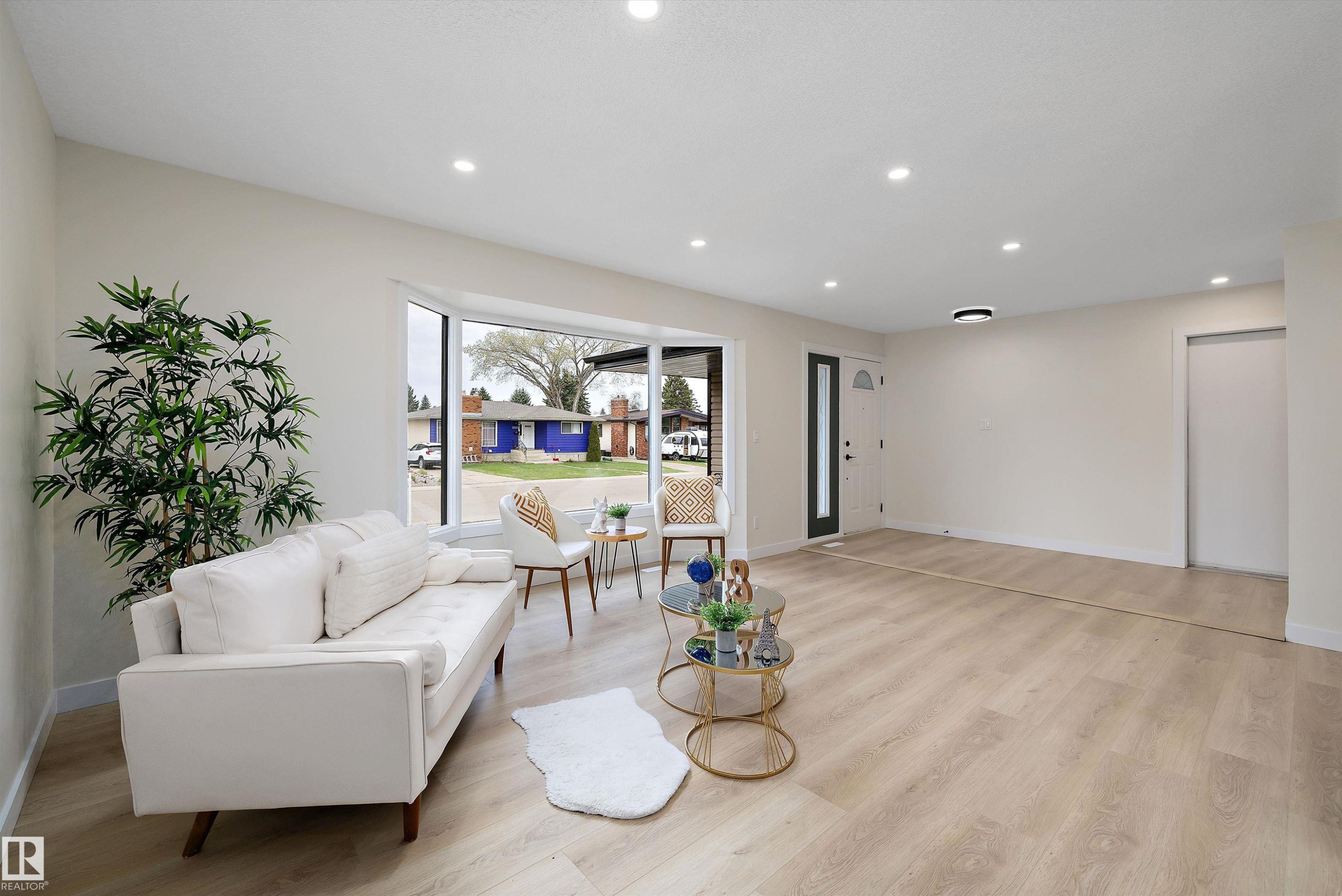 3515 105B Street Nw, Edmonton, AB - Indoor