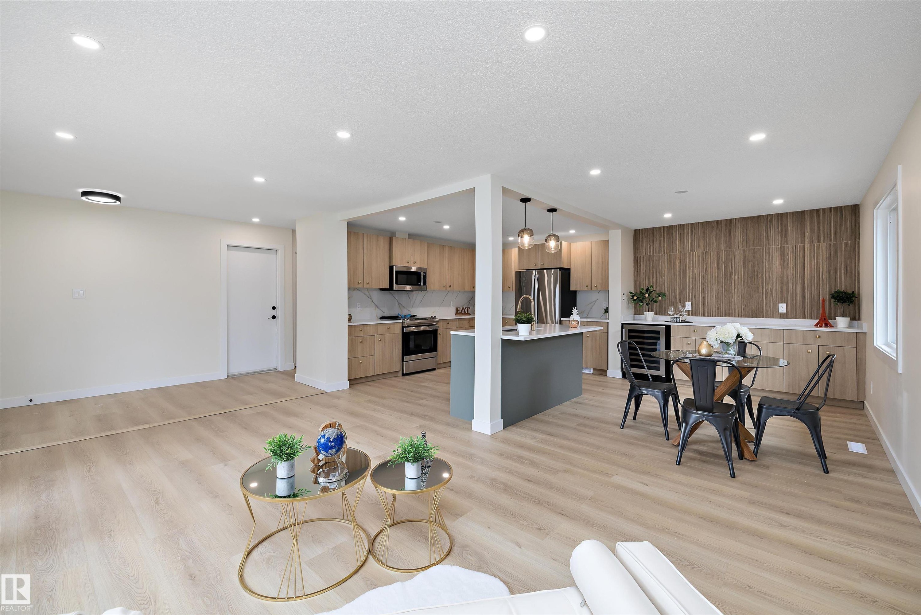 3515 105B Street Nw, Edmonton, AB - Indoor