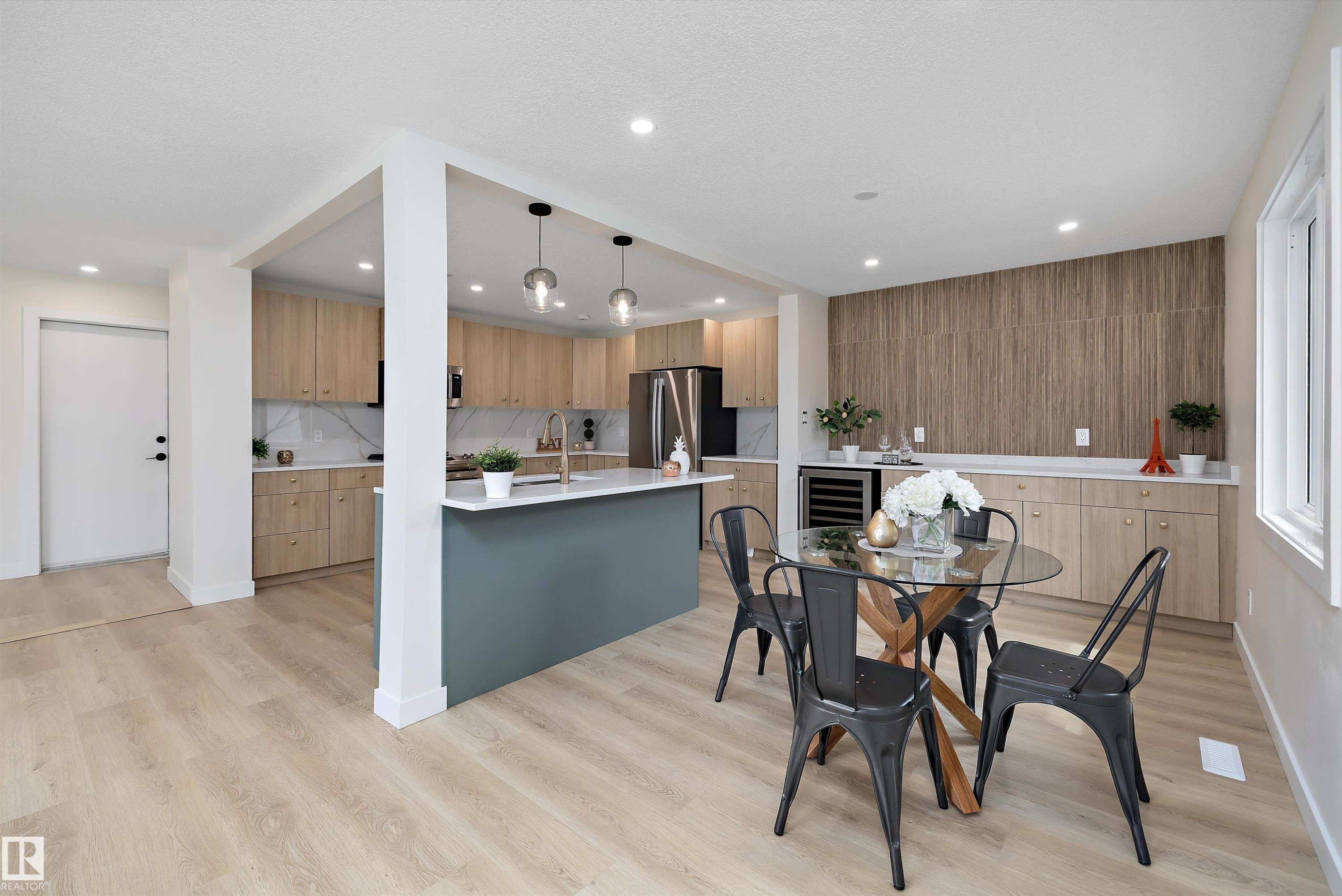 3515 105B Street Nw, Edmonton, AB - Indoor