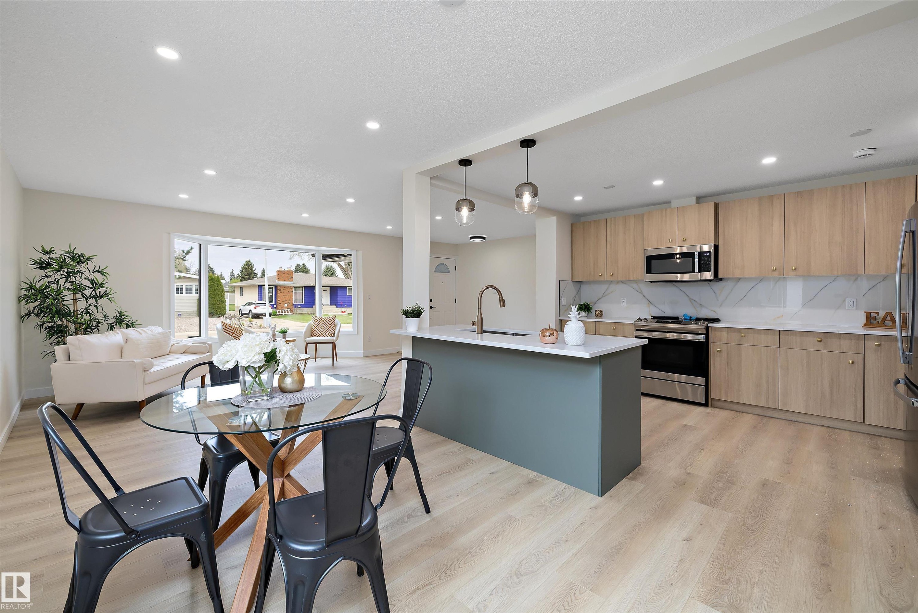 3515 105B Street Nw, Edmonton, AB - Indoor