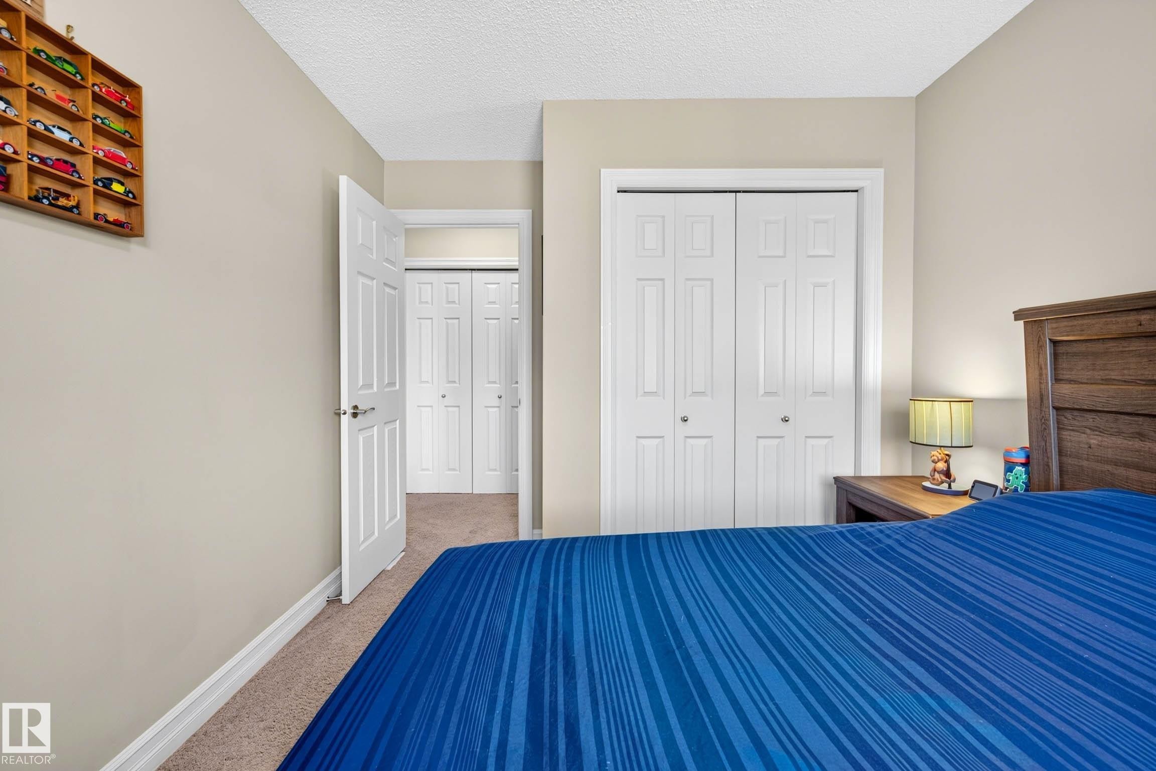 Neutral-toned walls complement the textured ceiling and carpeted flooring - 12119 167A Avenue, Edmonton, AB