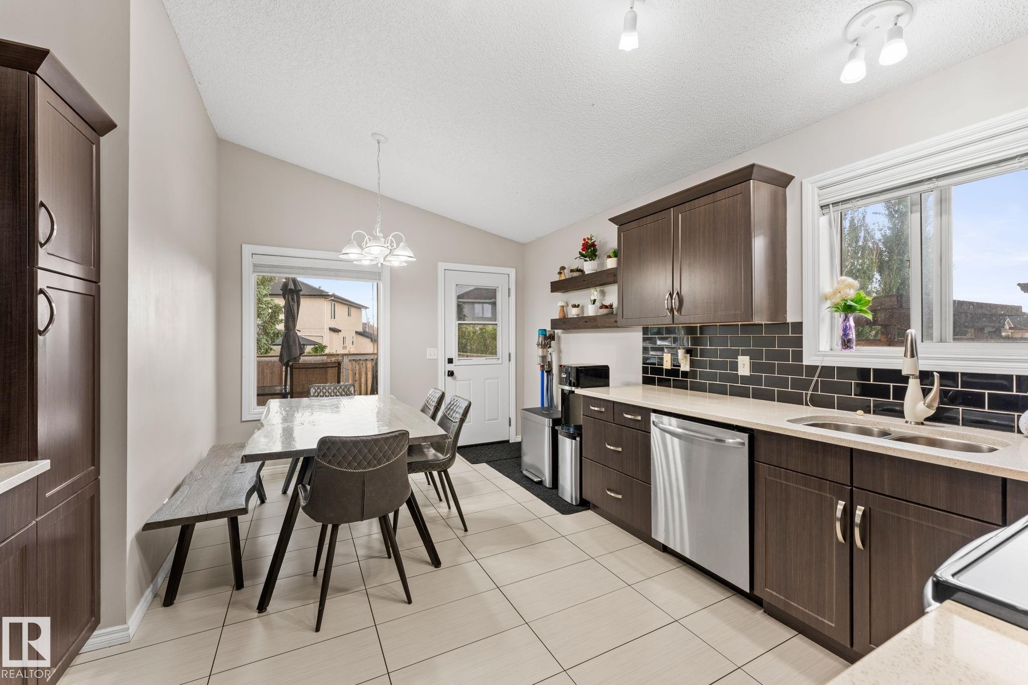 16211 90 Street Nw, Edmonton, AB