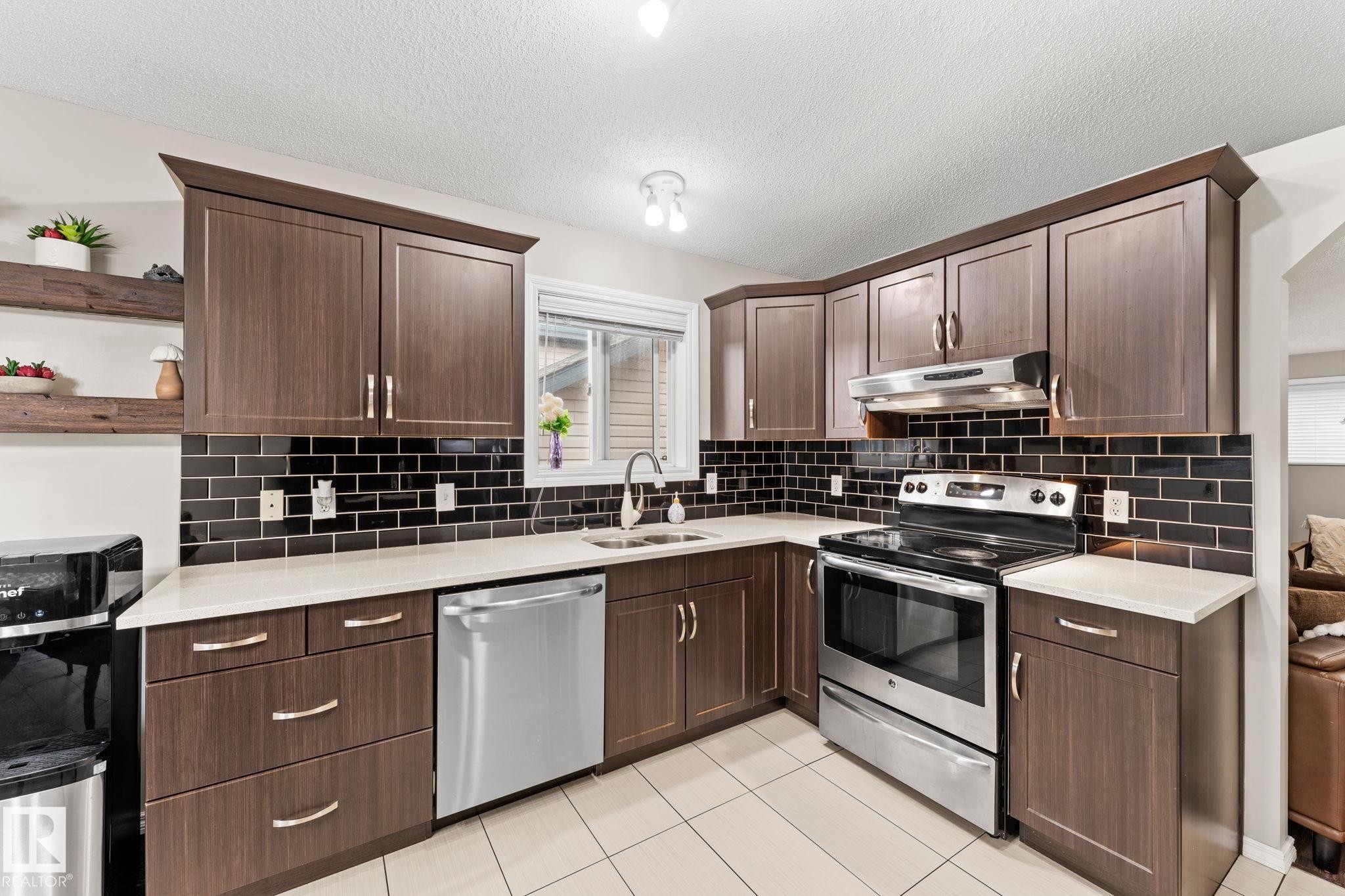 16211 90 Street Nw, Edmonton, AB