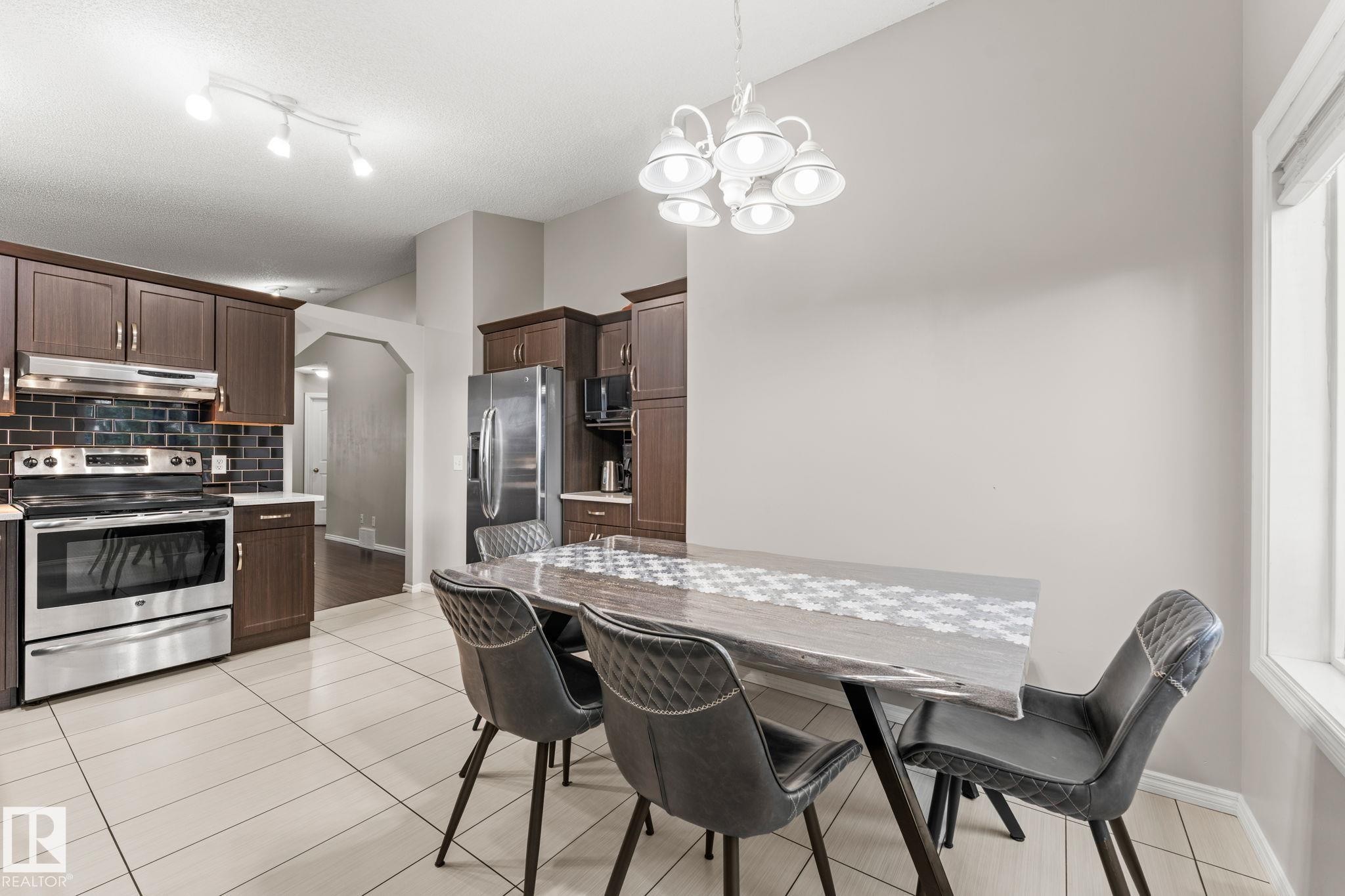 16211 90 Street Nw, Edmonton, AB