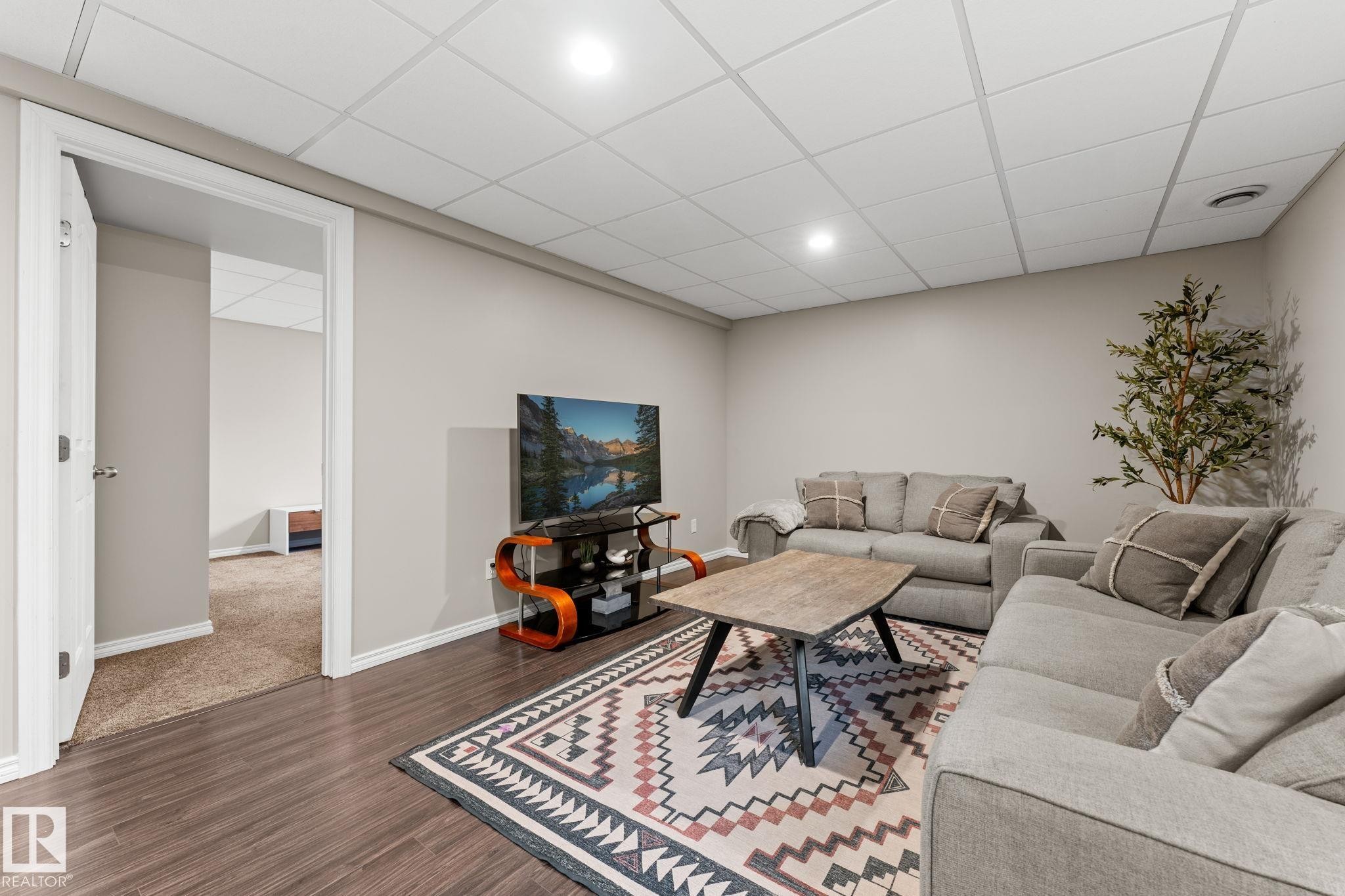 16211 90 Street Nw, Edmonton, AB