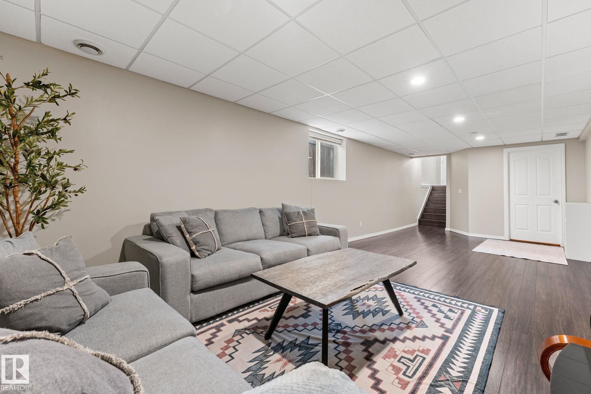 16211 90 Street Nw, Edmonton, AB