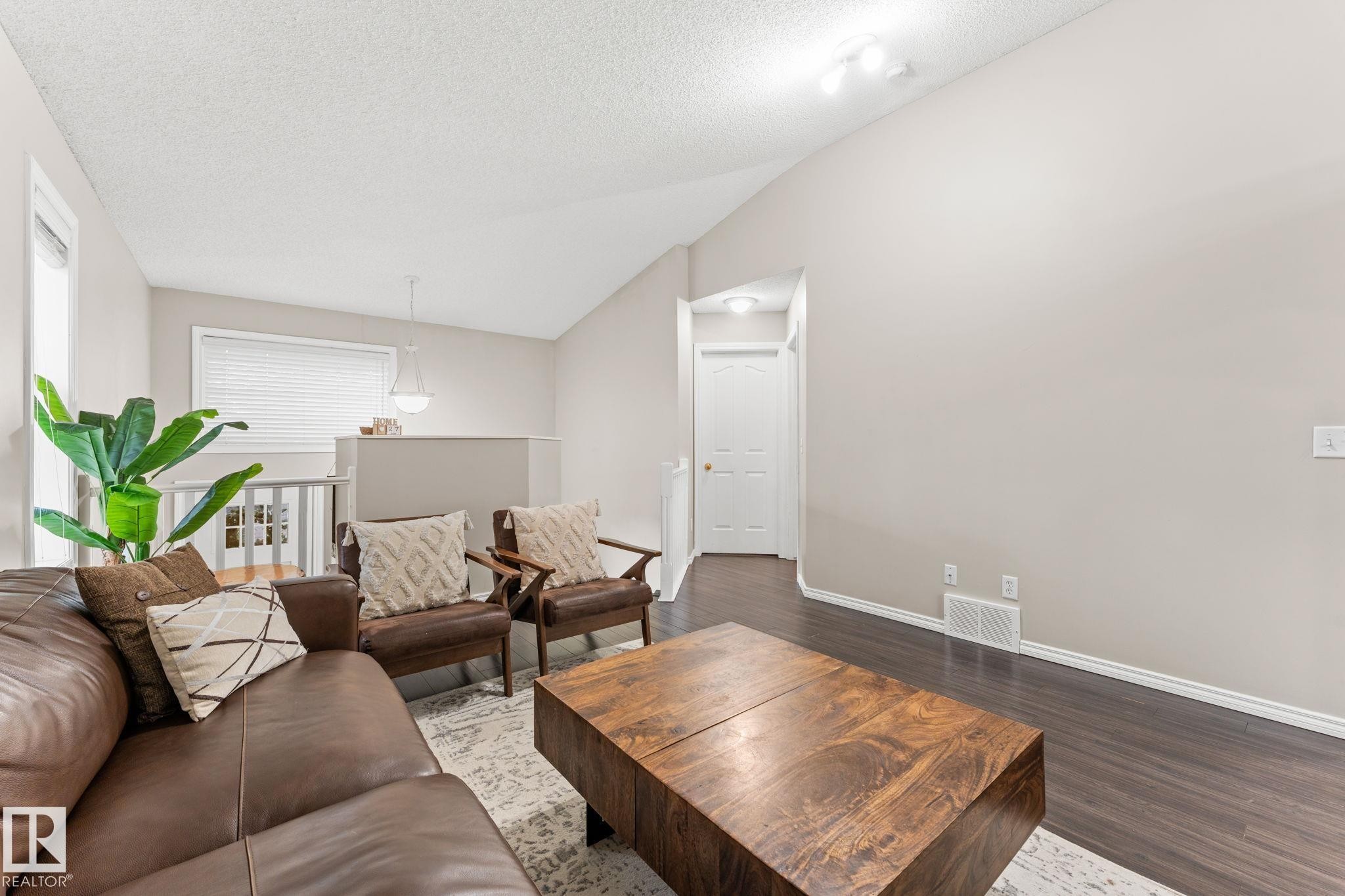 16211 90 Street Nw, Edmonton, AB